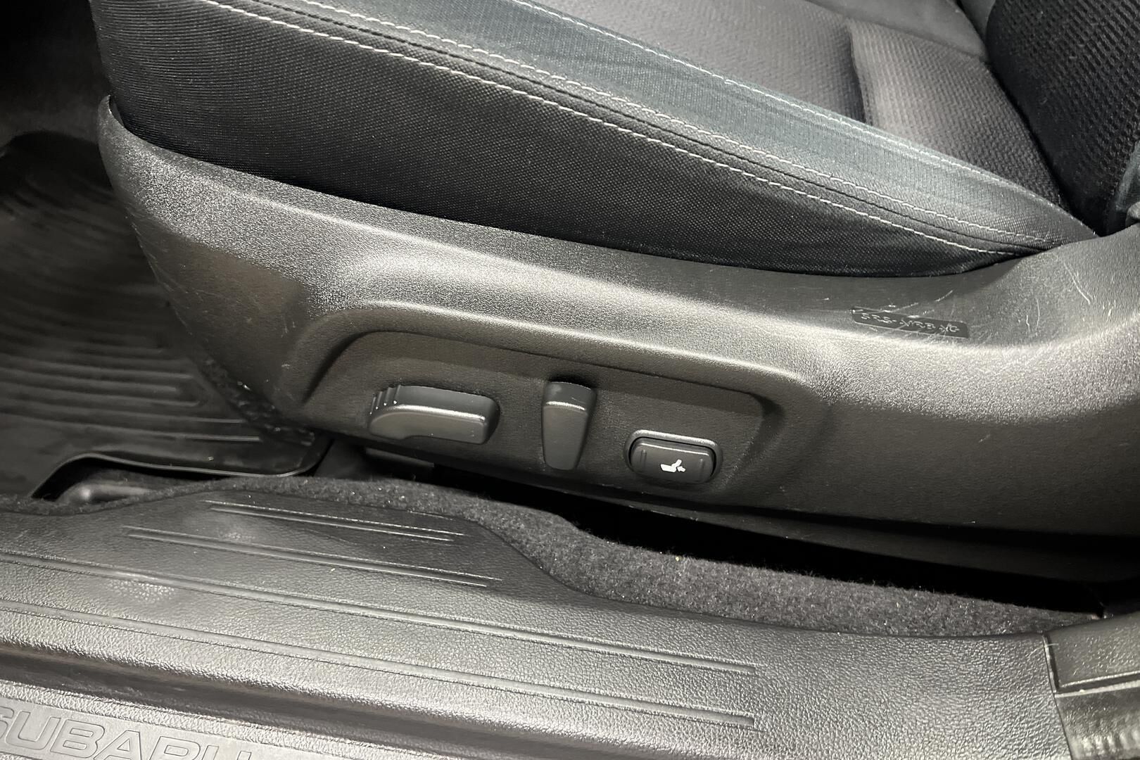 Subaru Outback iso kuva 15