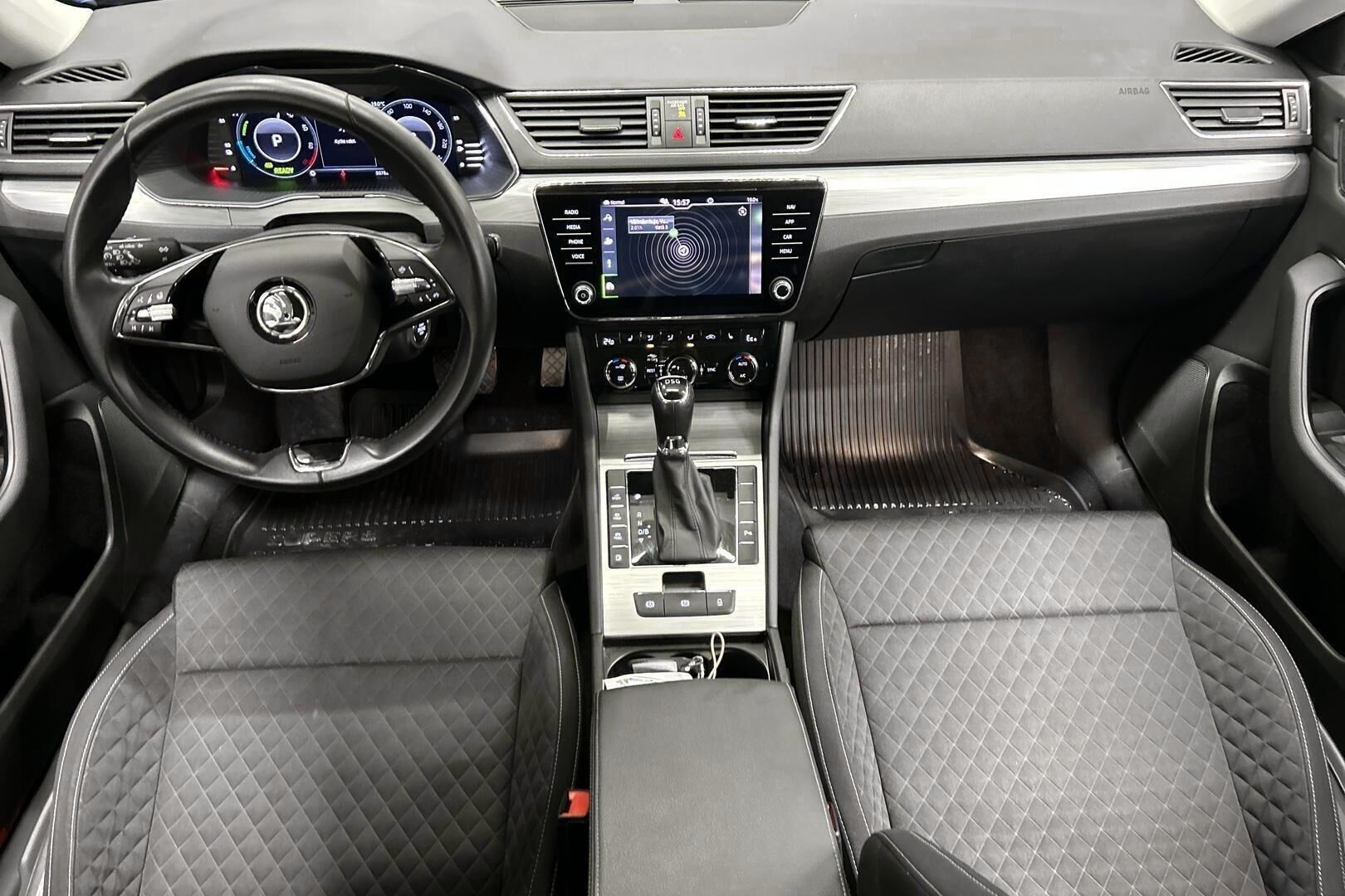 Skoda Superb iso kuva 24