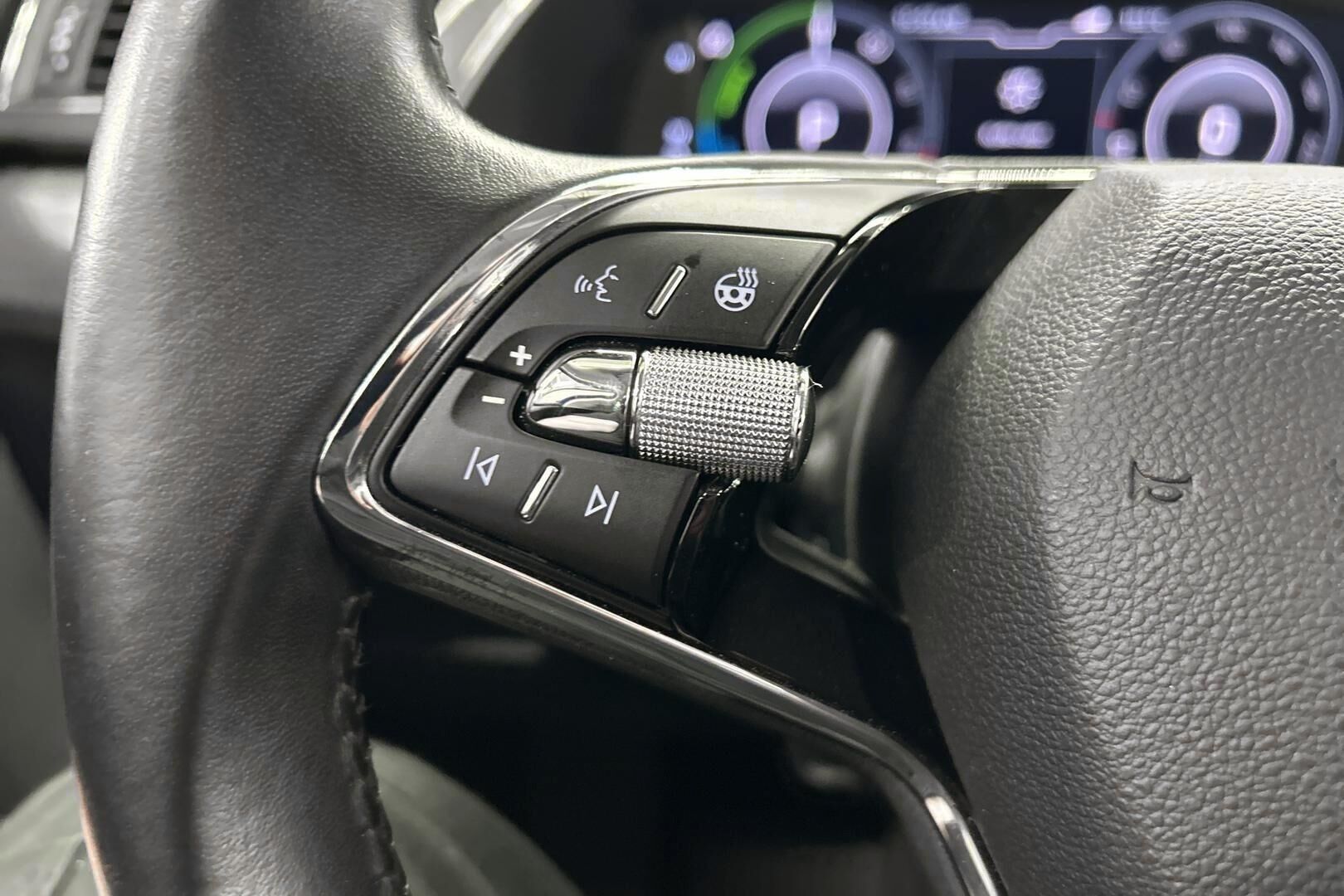 Skoda Superb iso kuva 13