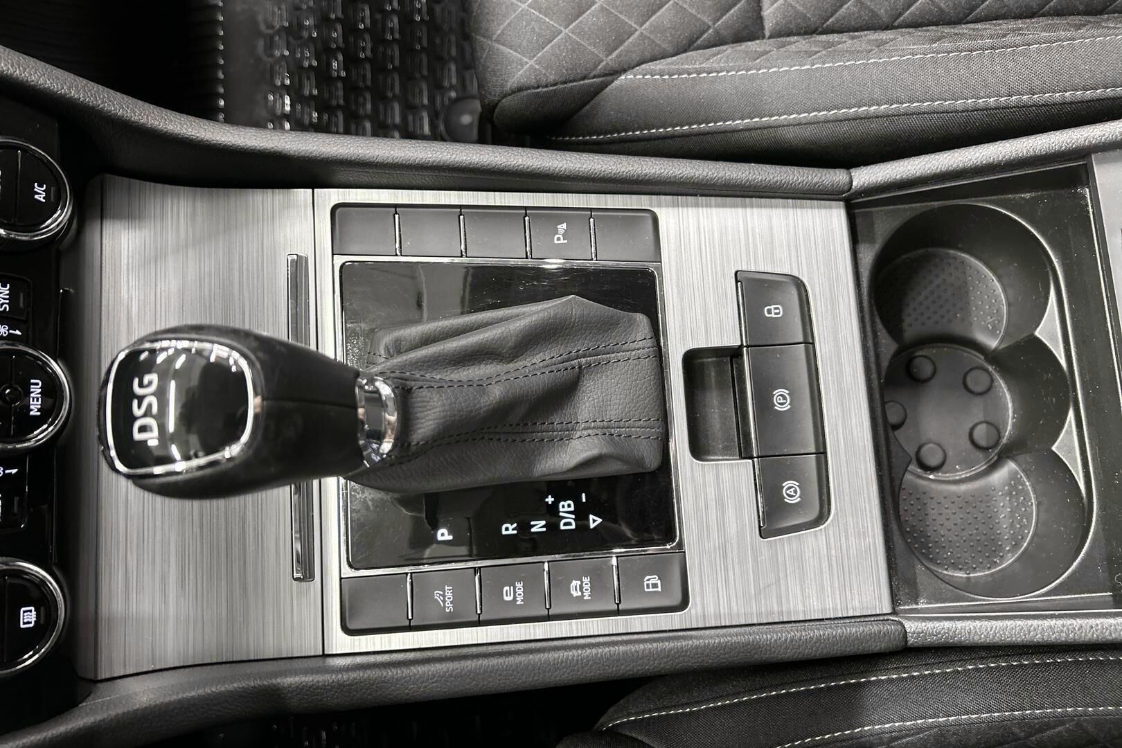 Skoda Superb iso kuva 18