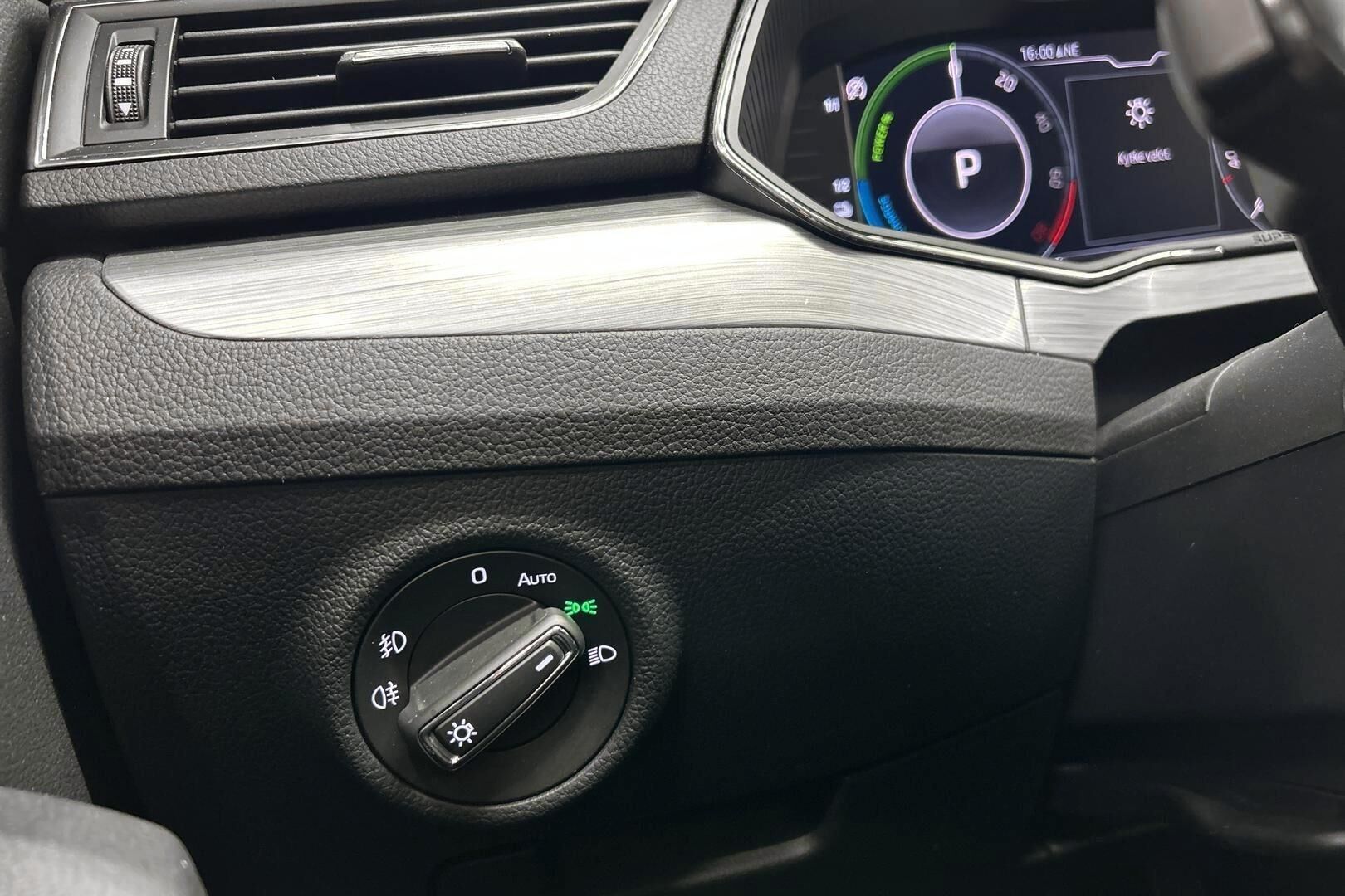 Skoda Superb iso kuva 19