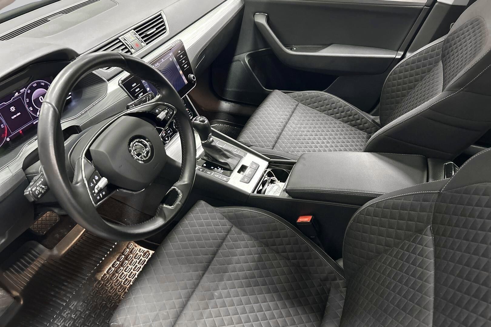 Skoda Superb iso kuva 8