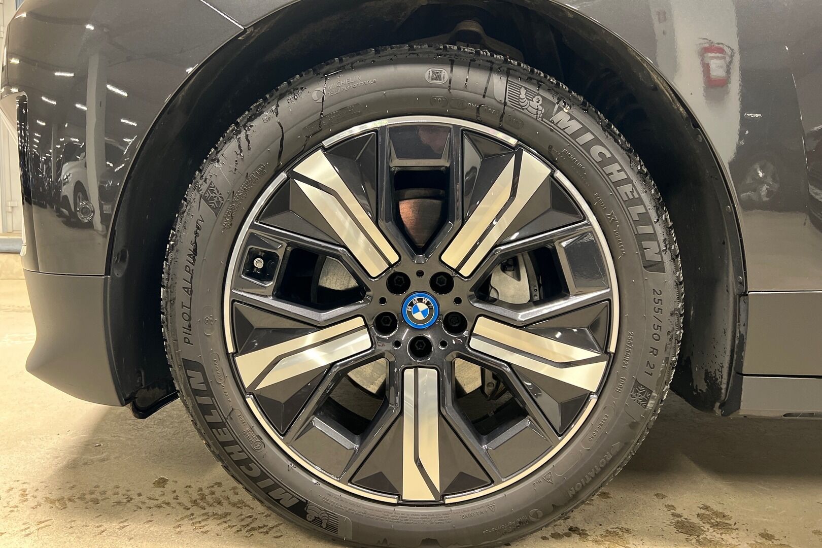 BMW iX iso kuva 9
