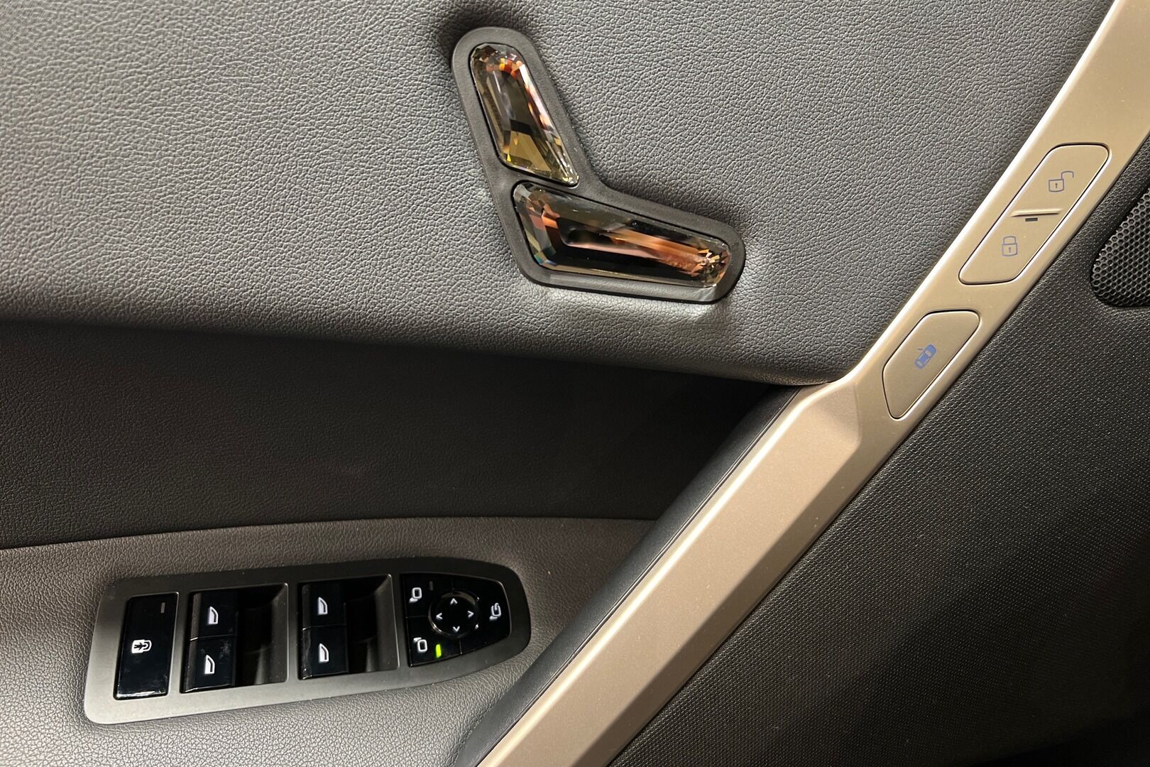 BMW iX iso kuva 14