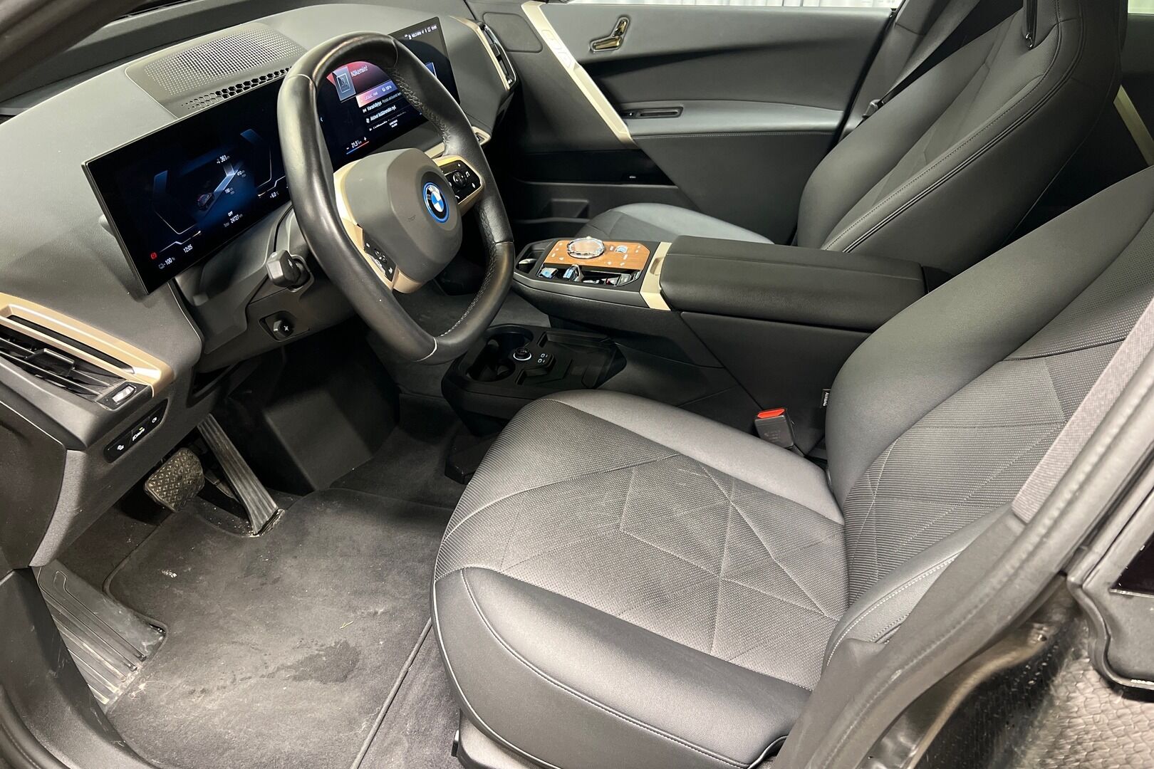 BMW iX iso kuva 6