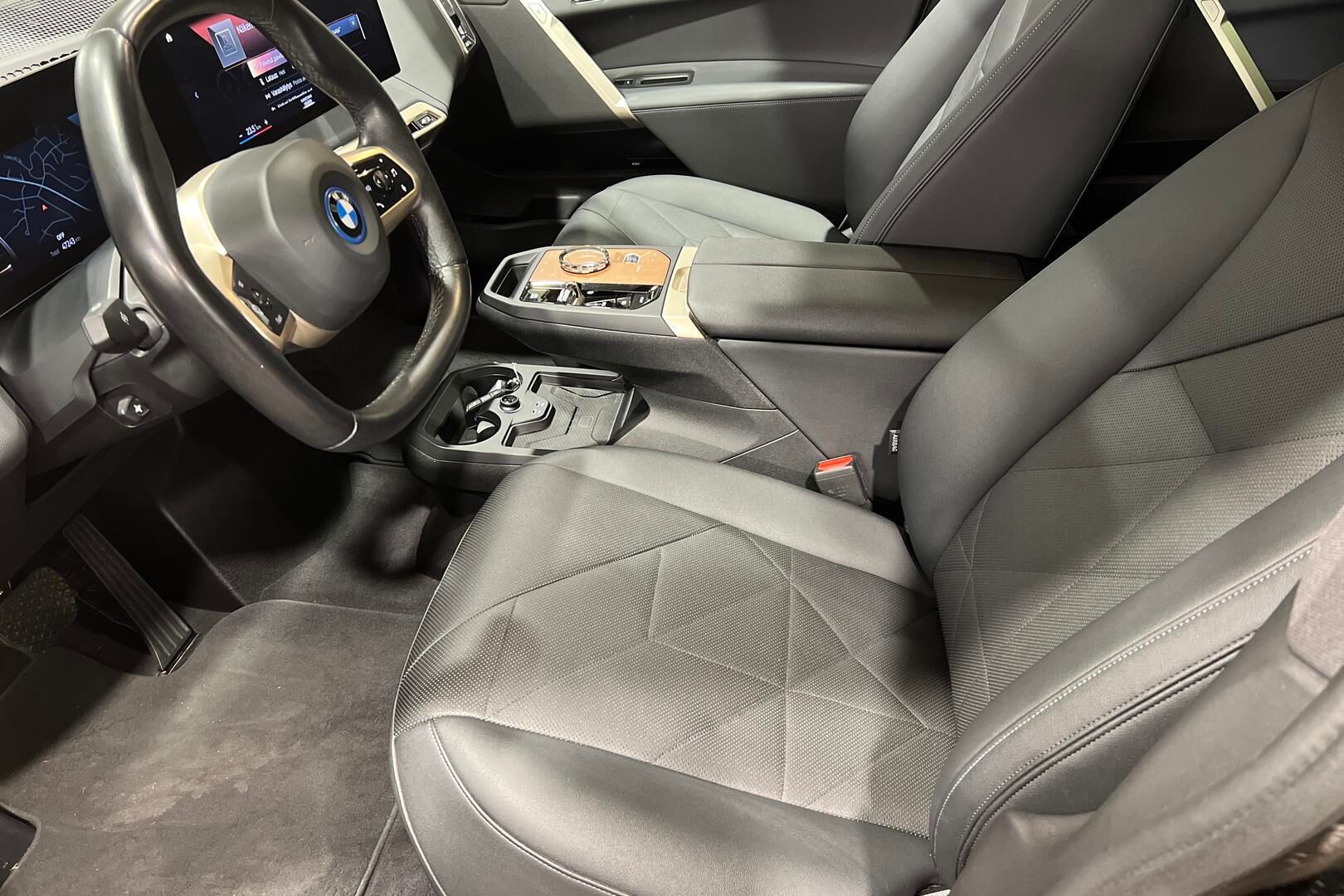BMW iX iso kuva 8