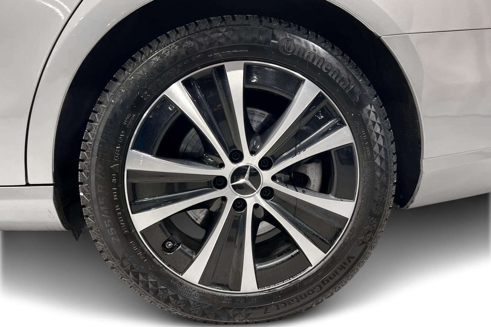 Mercedes-Benz E iso kuva 11