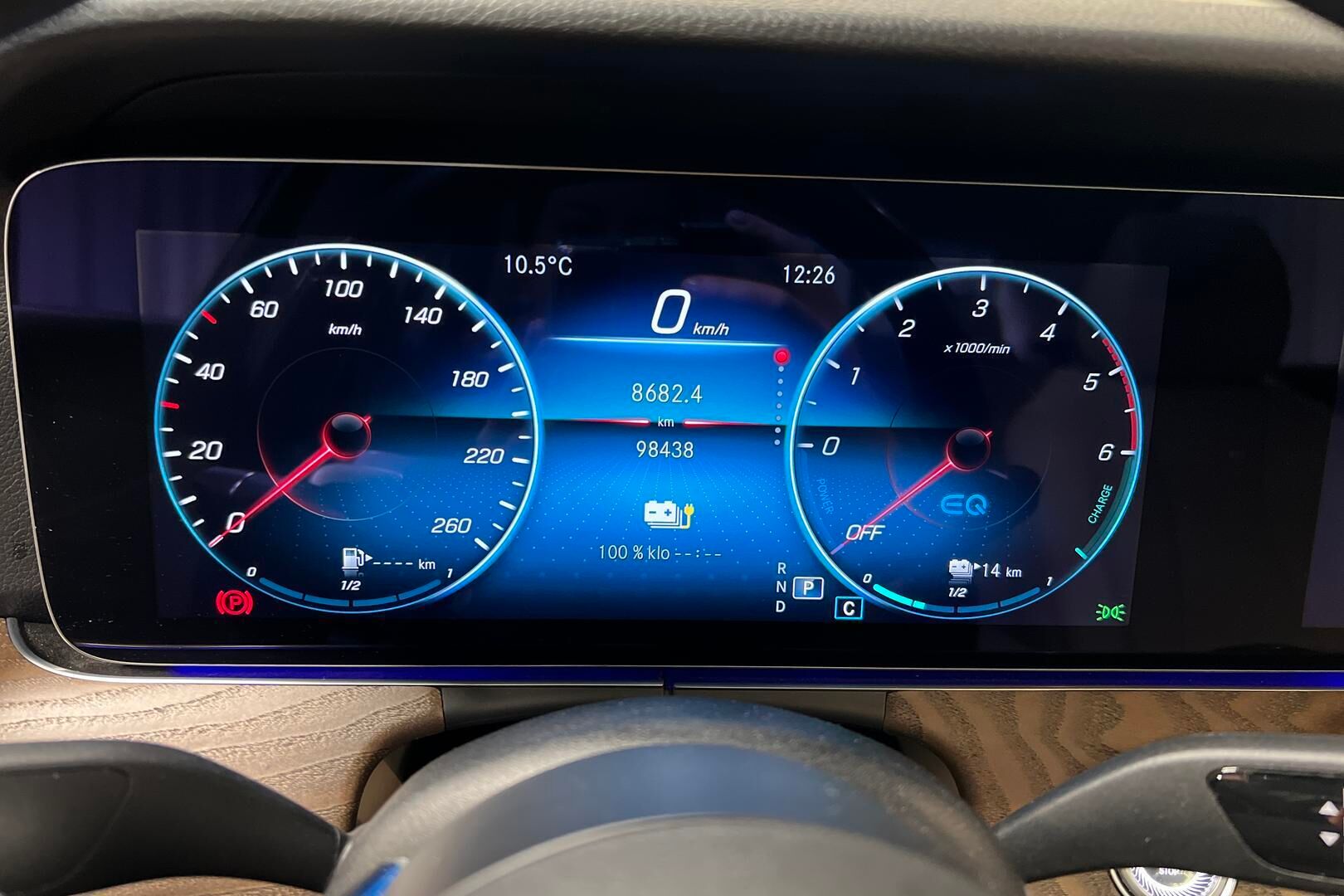 Mercedes-Benz E iso kuva 13