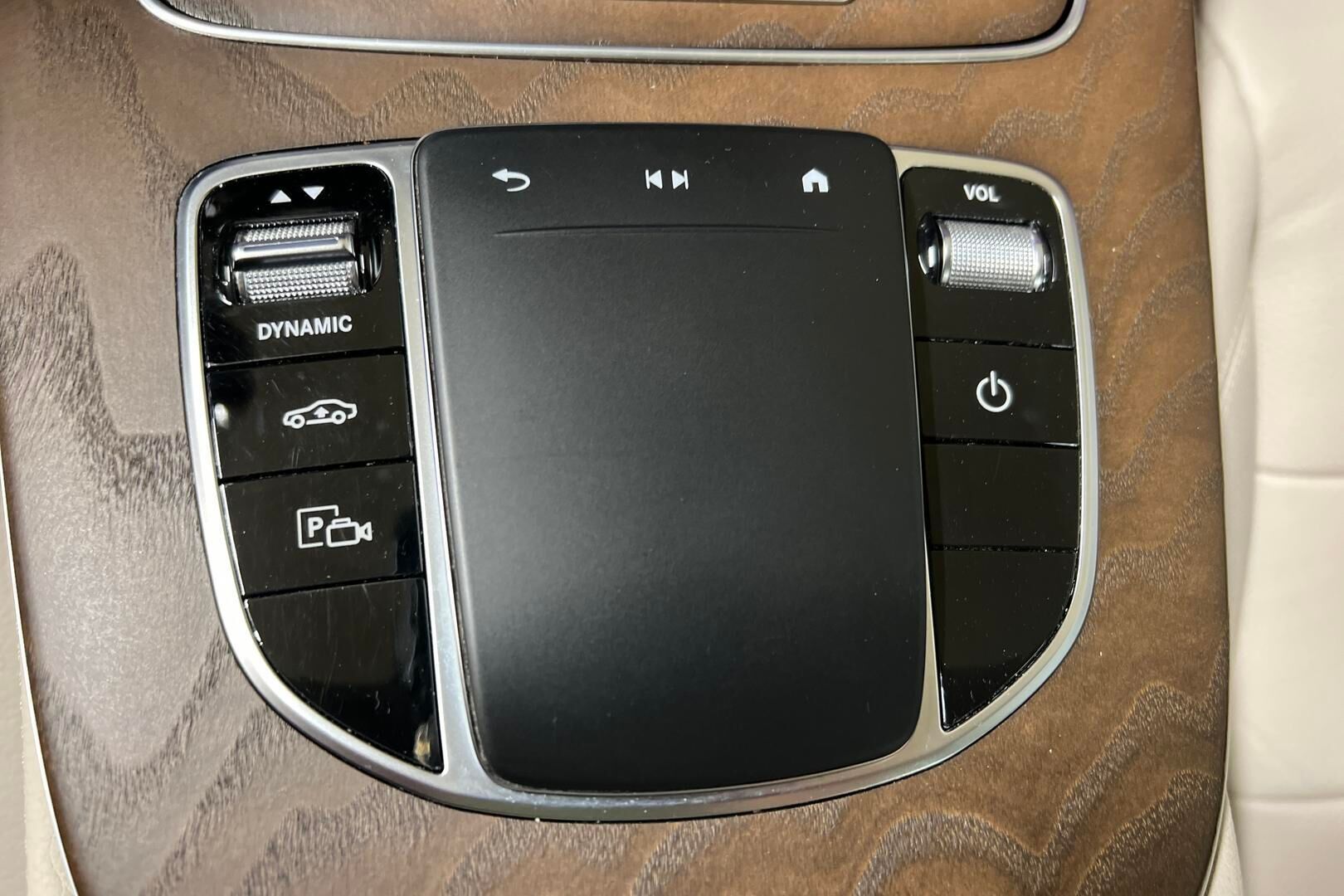 Mercedes-Benz E iso kuva 16