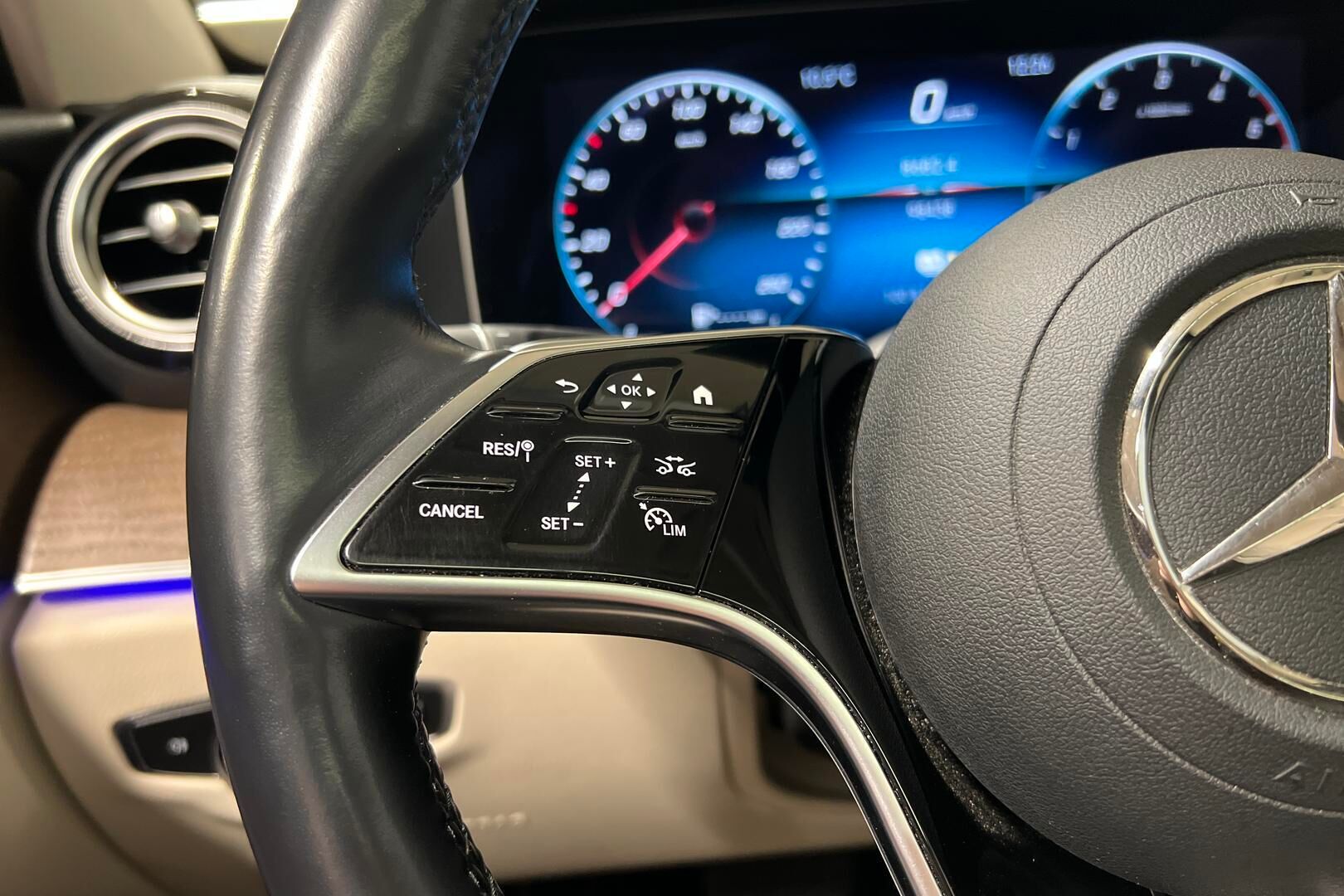Mercedes-Benz E iso kuva 17