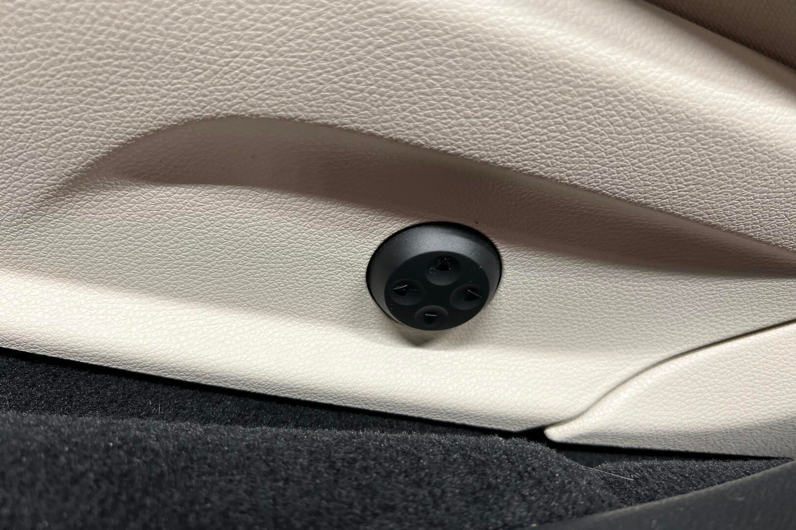 Mercedes-Benz E iso kuva 19