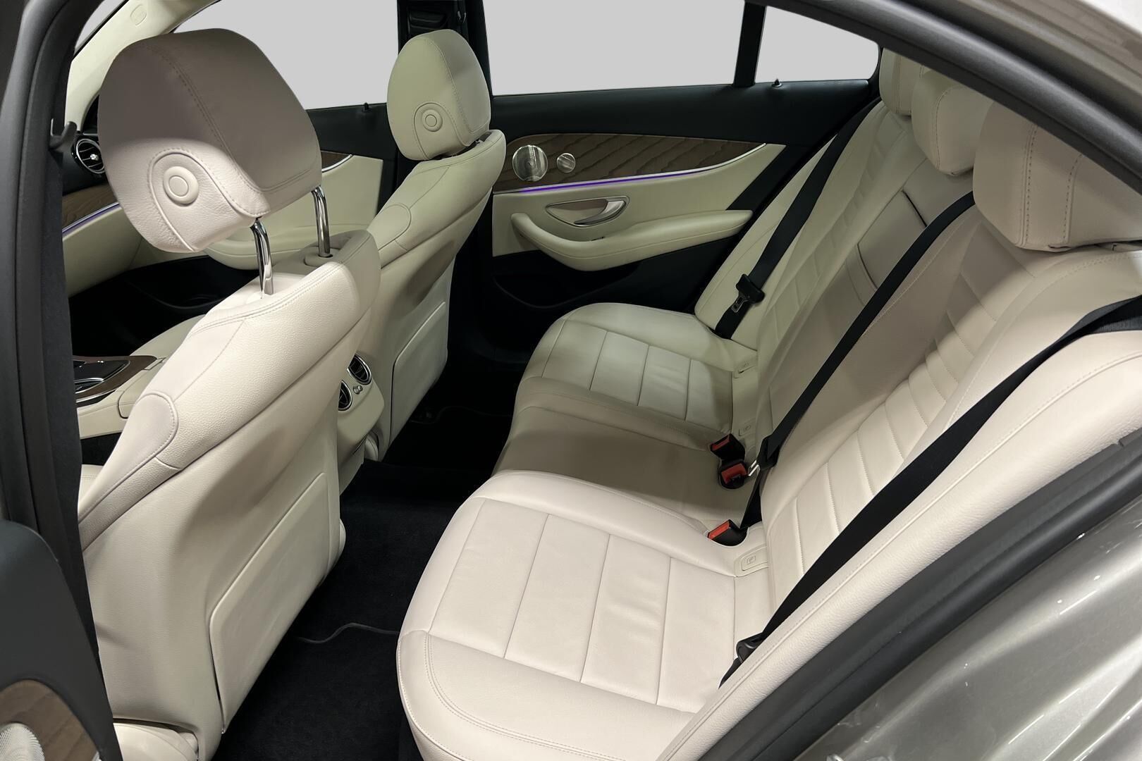 Mercedes-Benz E iso kuva 8