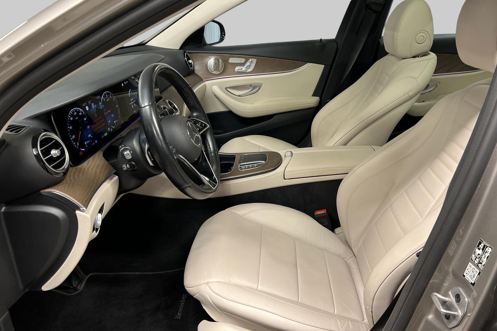Mercedes-Benz E iso kuva 8