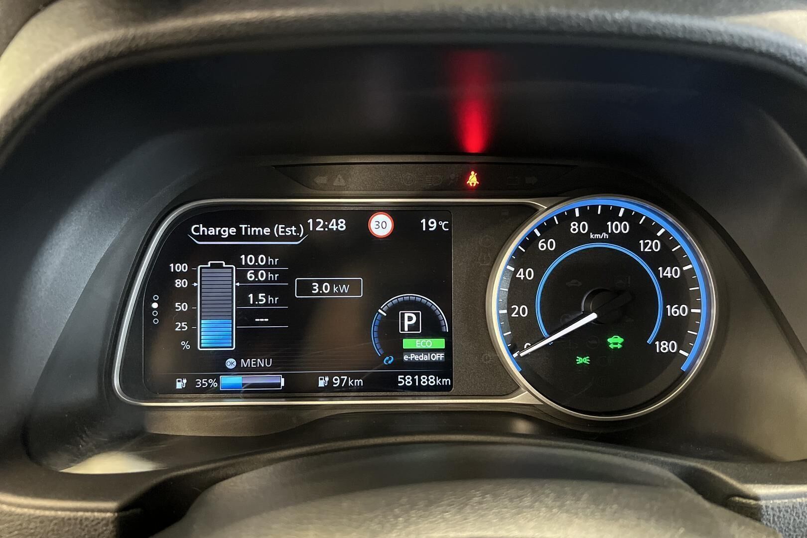 Nissan Leaf iso kuva 12