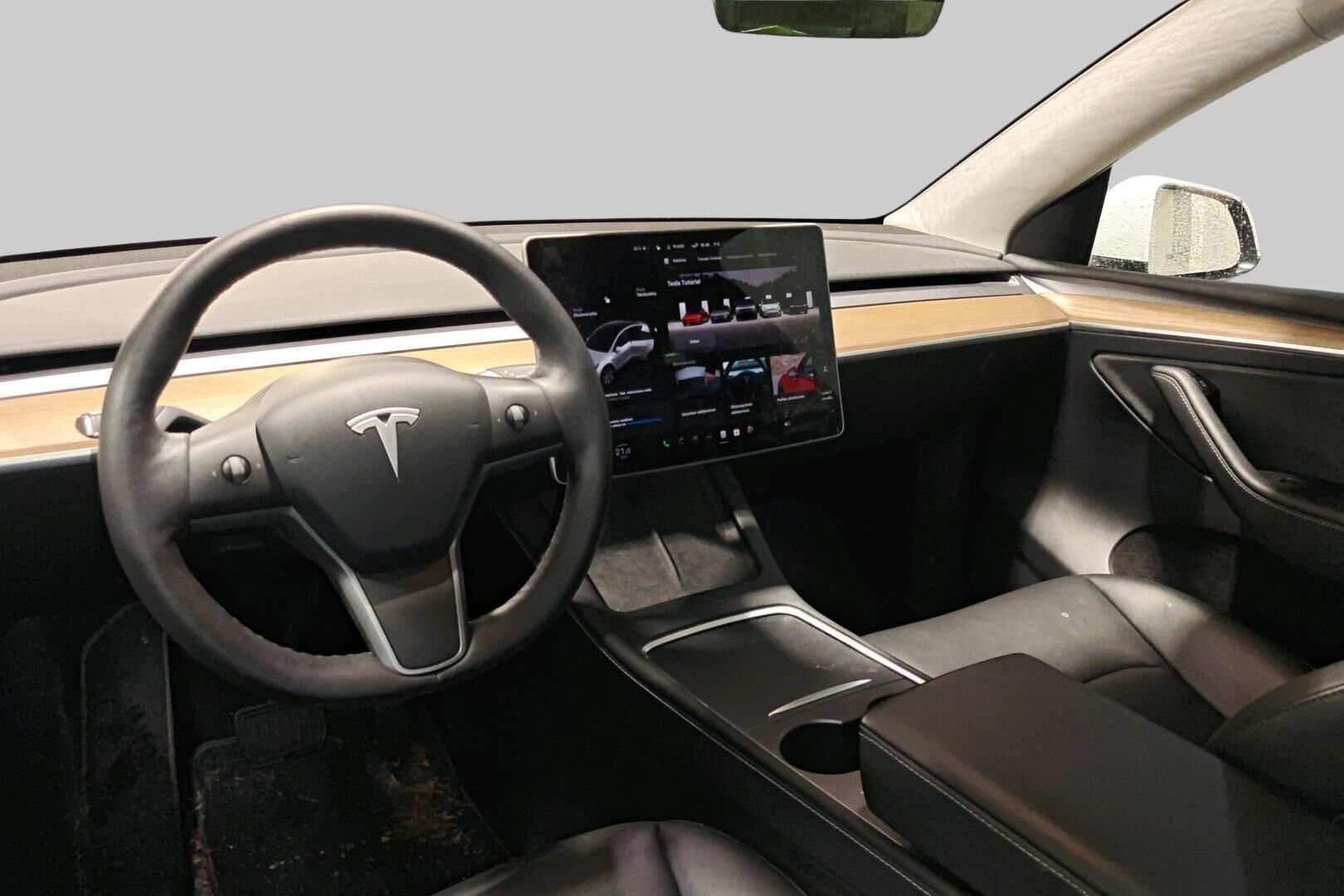Tesla Model Y iso kuva 1