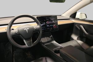 Tesla Model Y esikatselu 1
