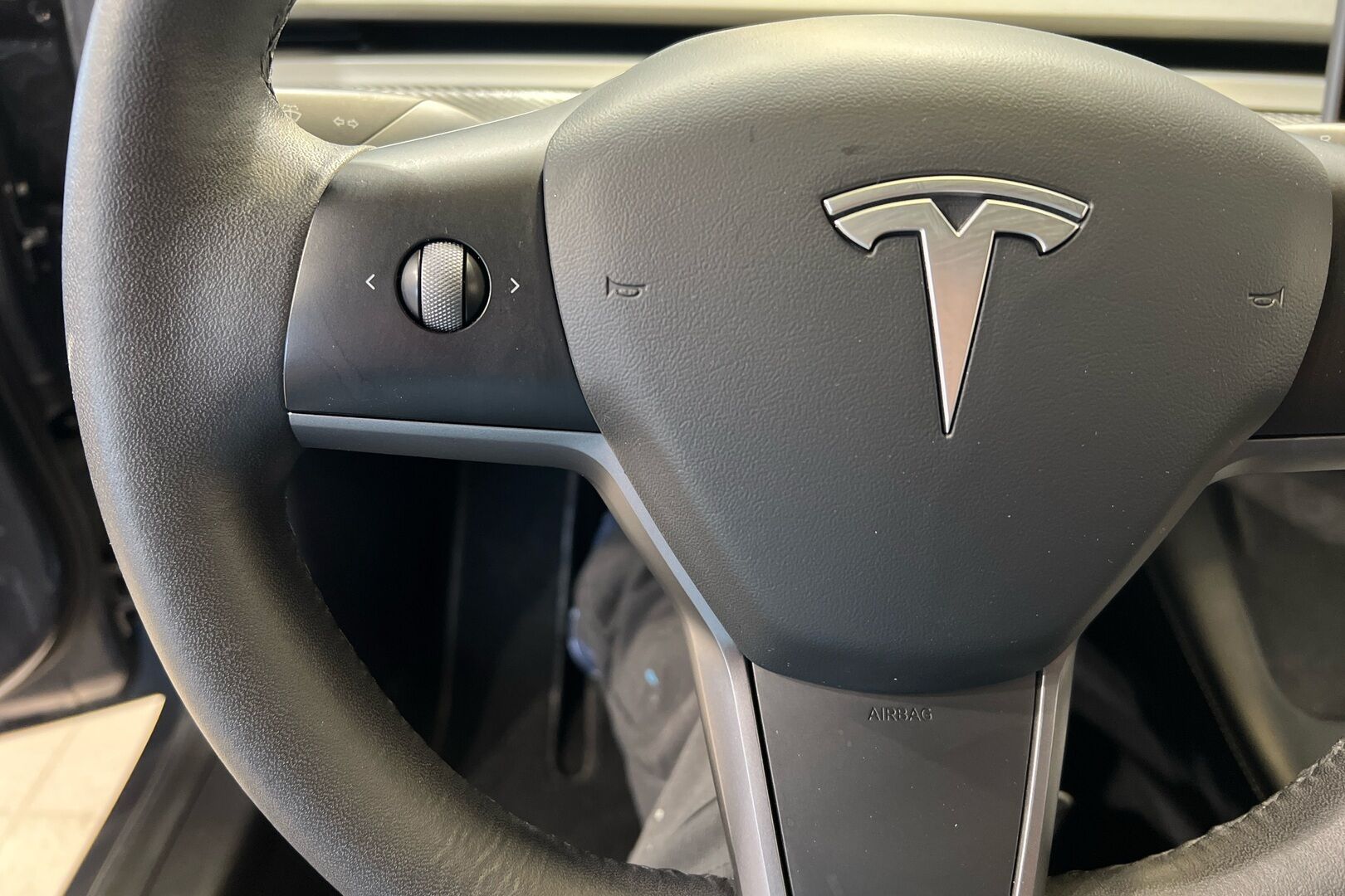 TESLA MODEL 3 iso kuva 21