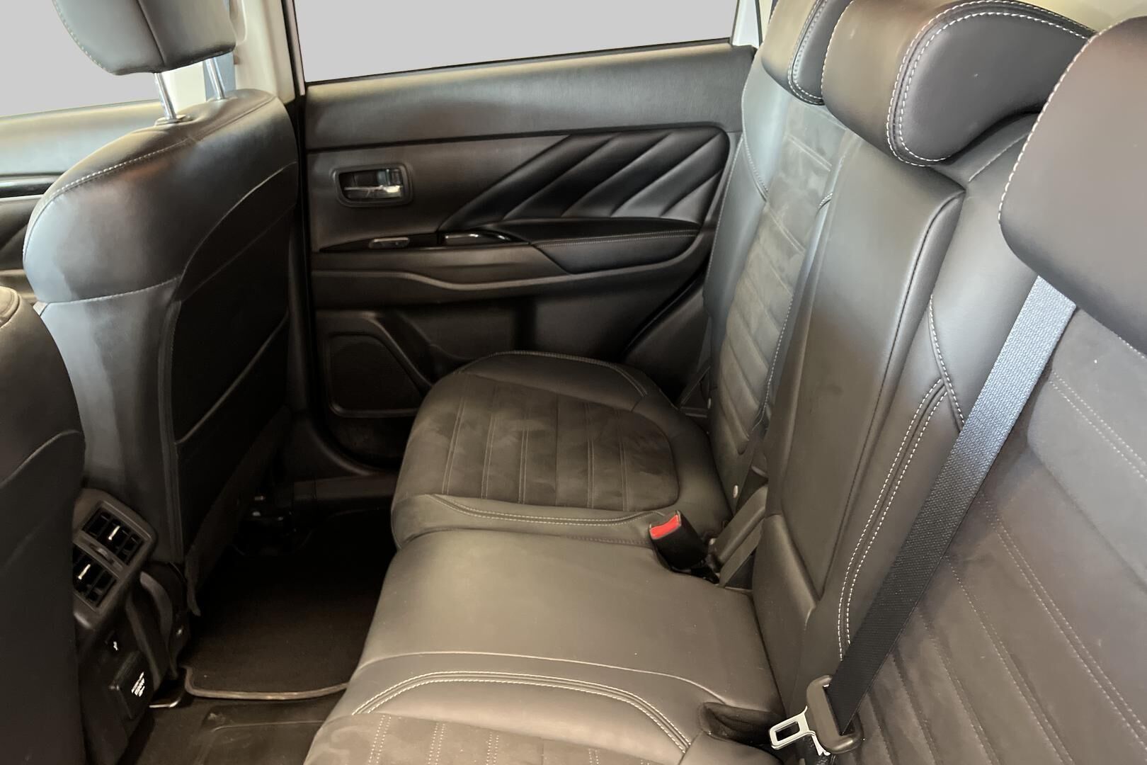 Mitsubishi Outlander PHEV iso kuva 10