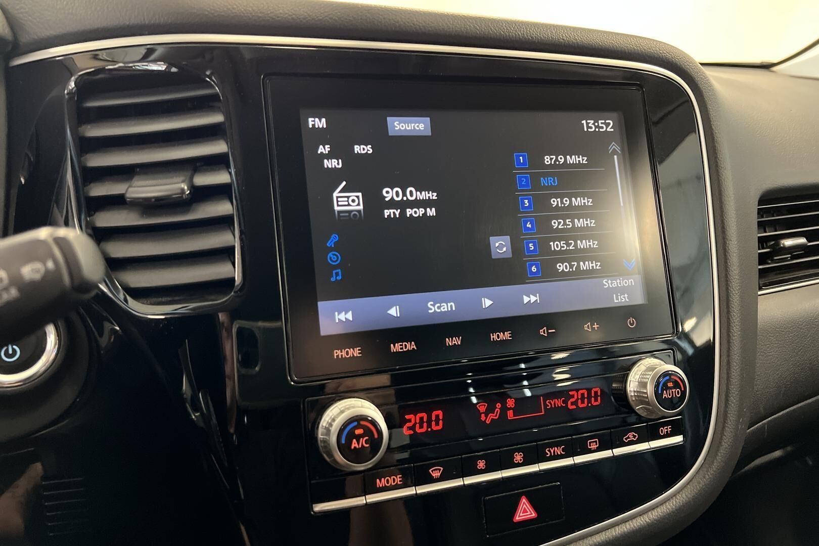 Mitsubishi Outlander PHEV iso kuva 13