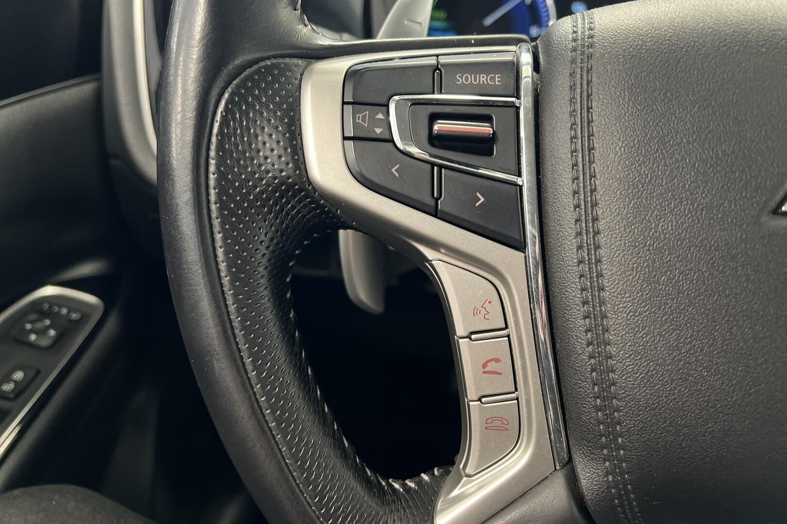 Mitsubishi Outlander PHEV iso kuva 15