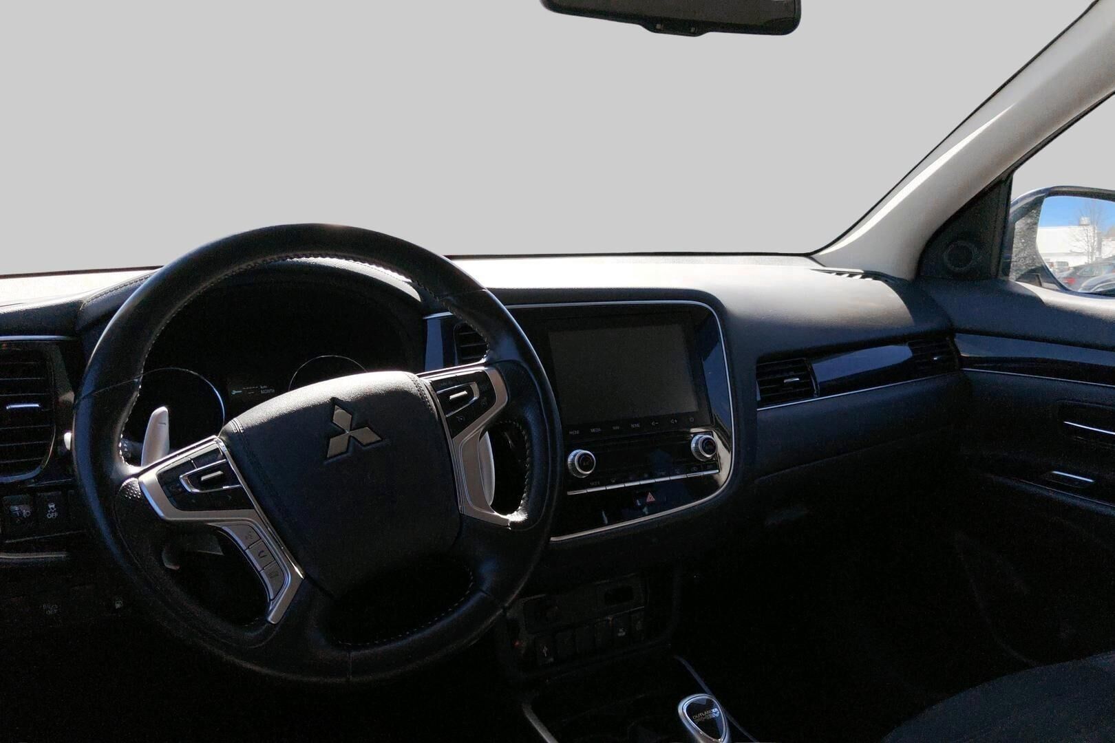 Mitsubishi Outlander PHEV iso kuva 2