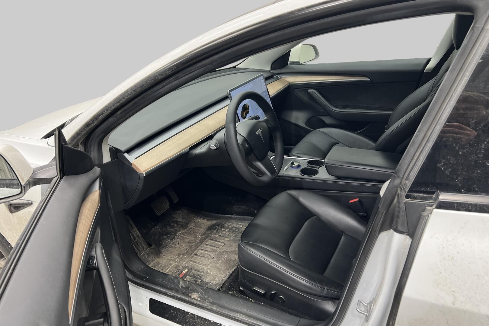 Tesla Model 3 iso kuva 1