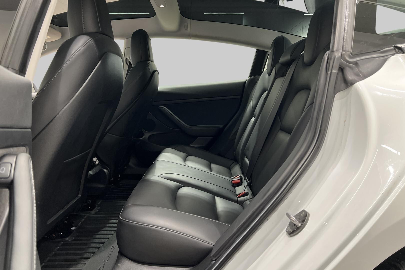 Tesla Model 3 iso kuva 22