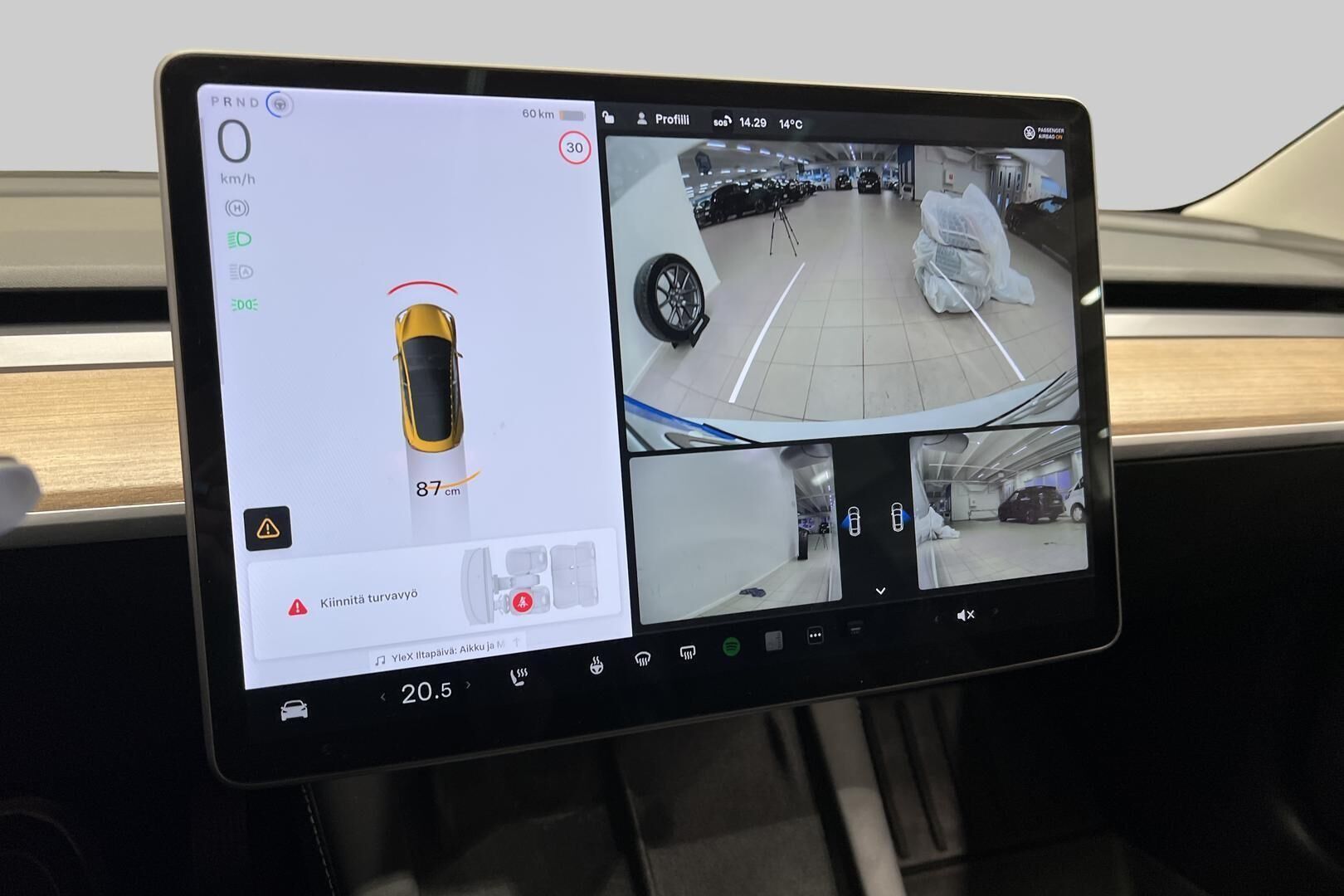 Tesla Model 3 iso kuva 25