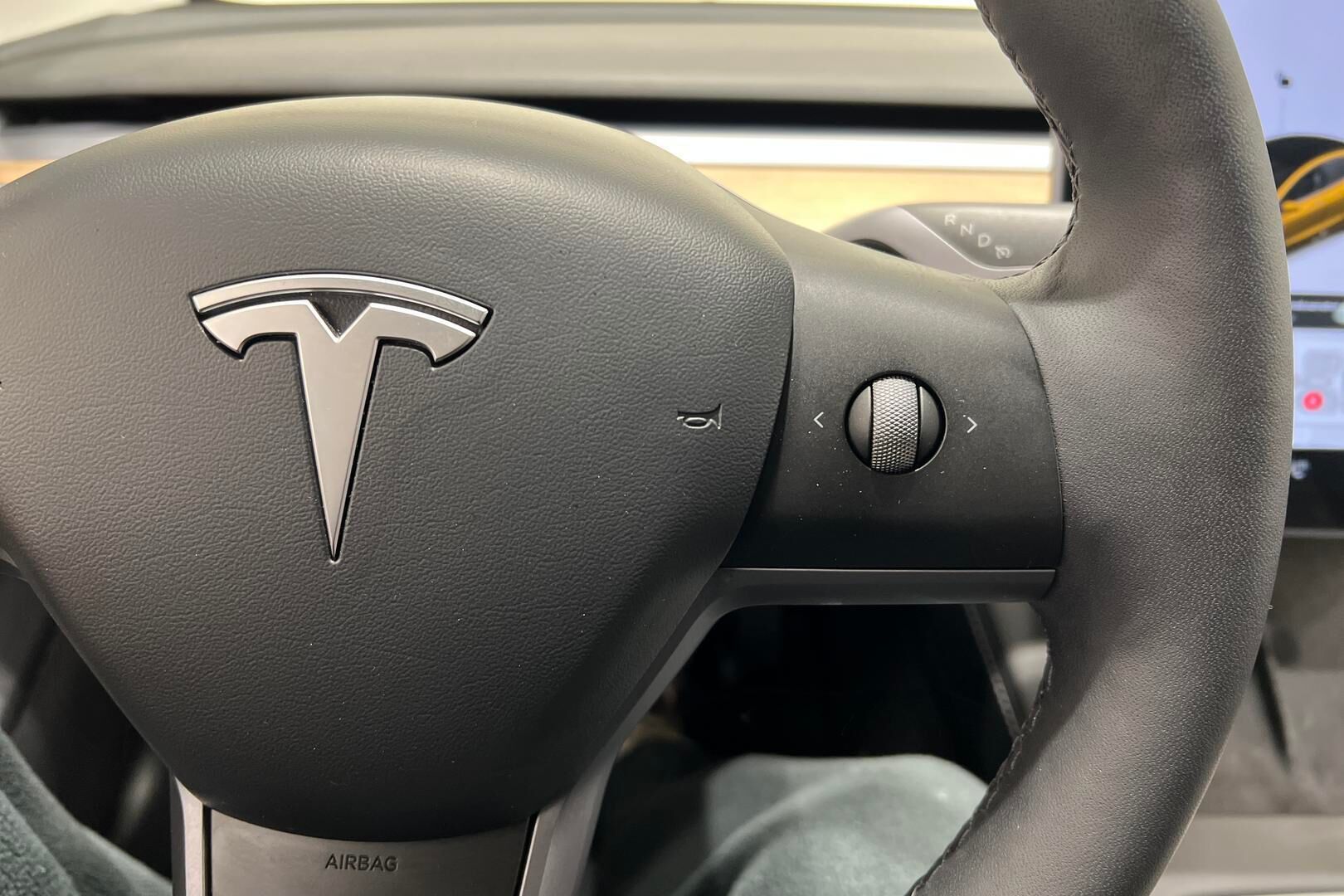 Tesla Model 3 iso kuva 20