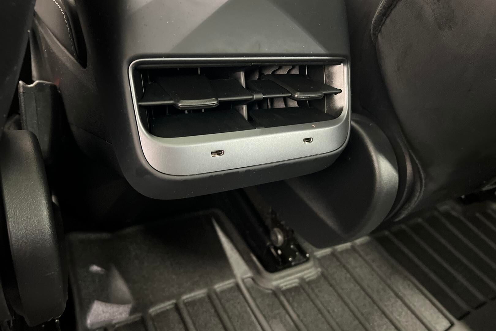 Tesla Model 3 iso kuva 23