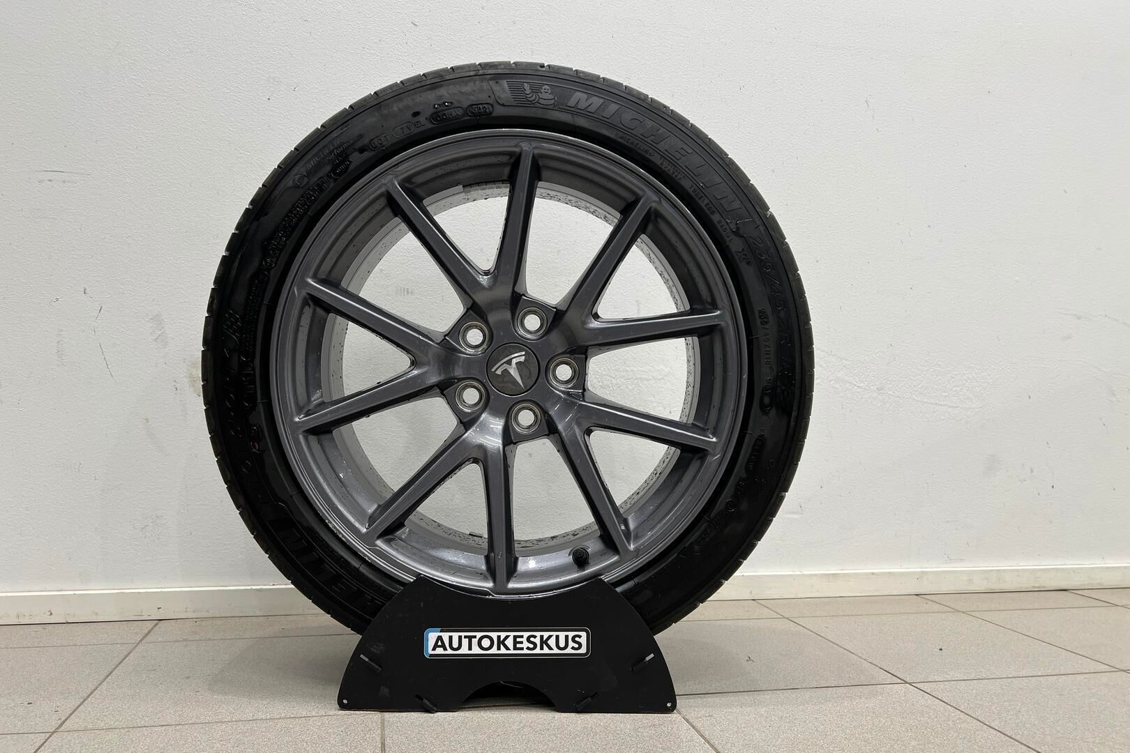 Tesla Model 3 iso kuva 25