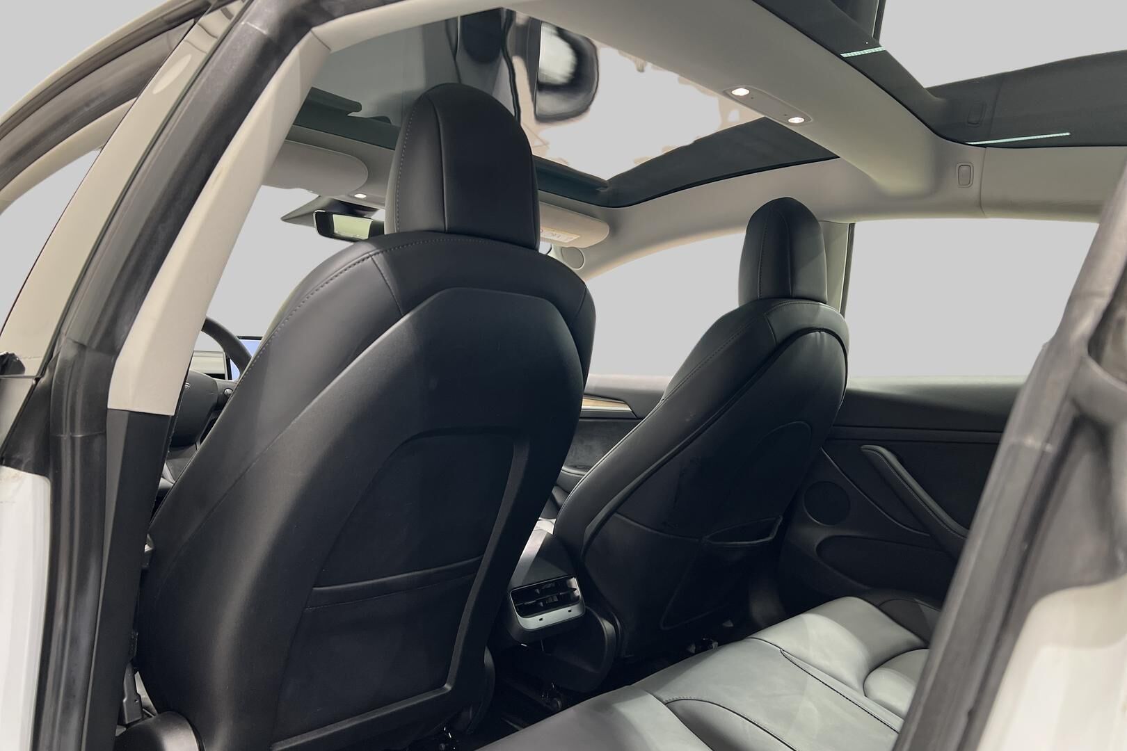 Tesla Model 3 iso kuva 29