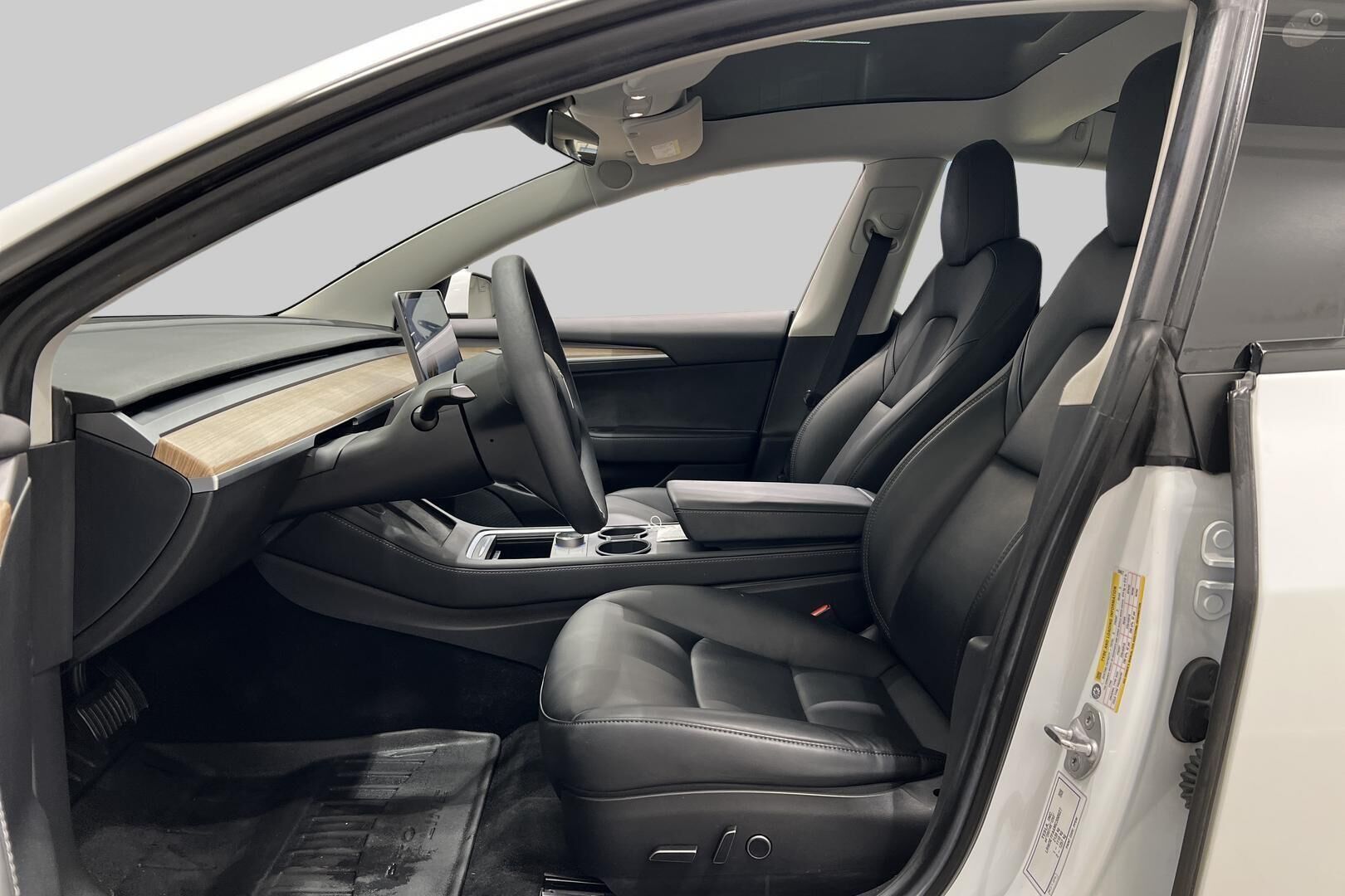 Tesla Model 3 iso kuva 4