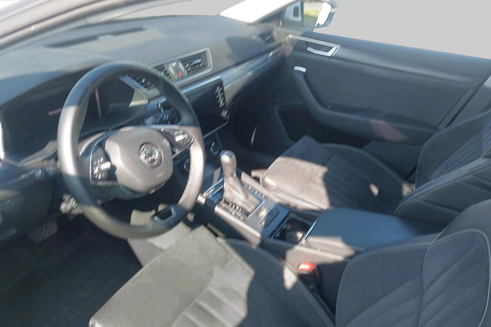 Skoda Superb iso kuva 1