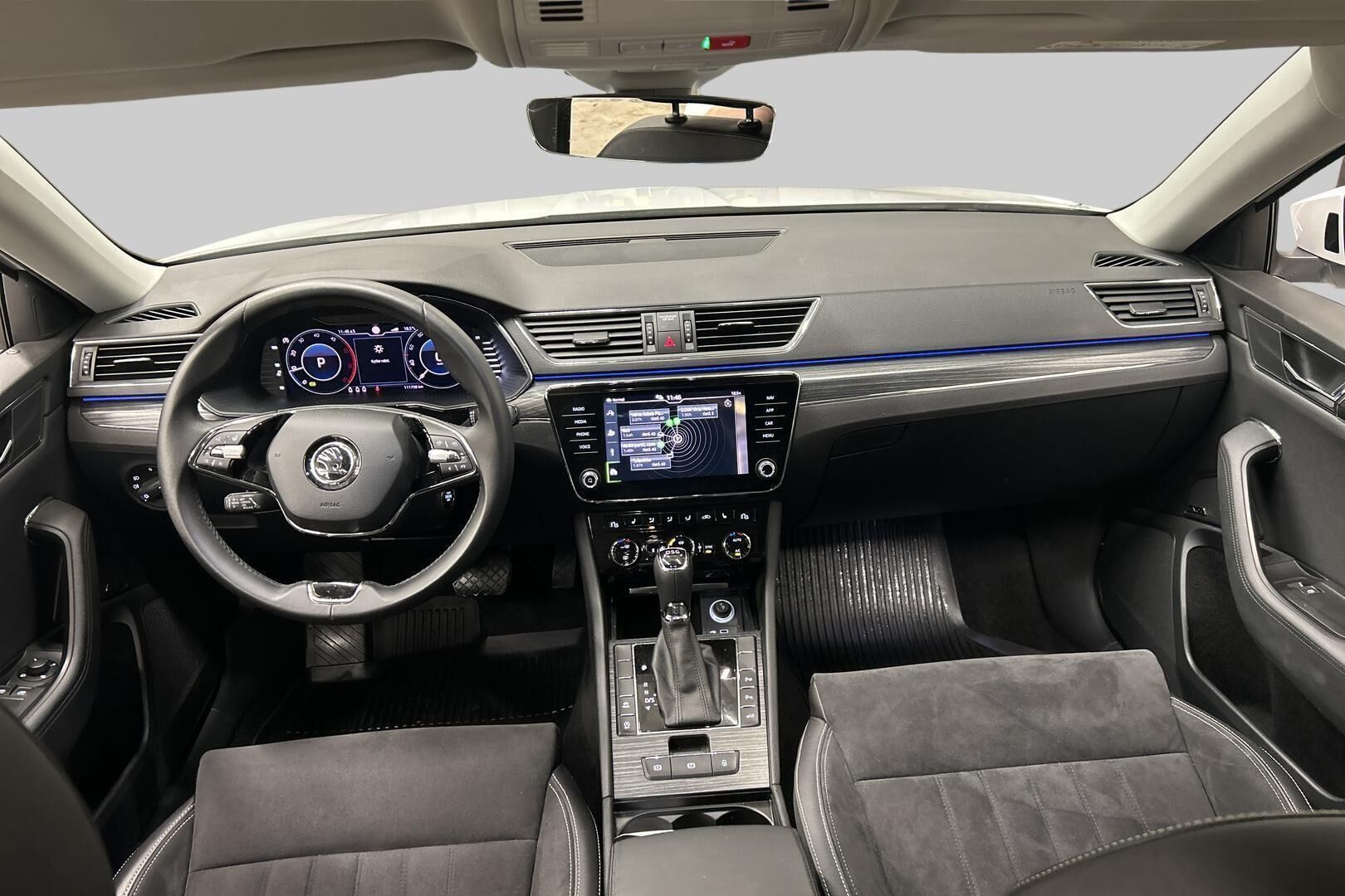 Skoda Superb iso kuva 10