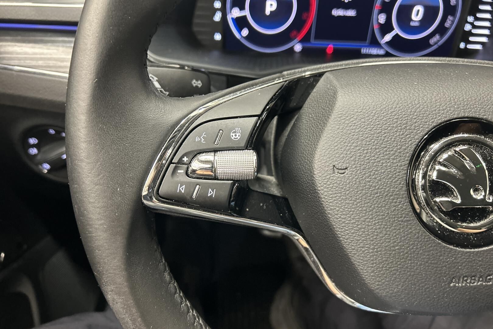 Skoda Superb iso kuva 14
