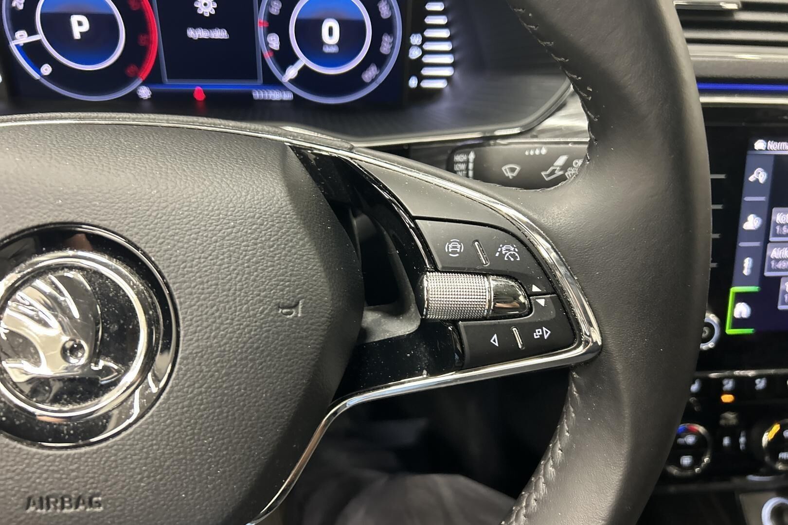 Skoda Superb iso kuva 15