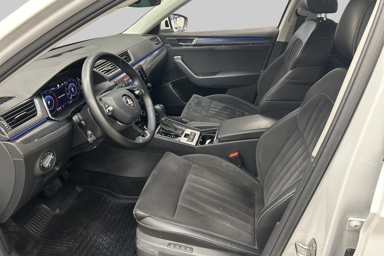 Skoda Superb iso kuva 8