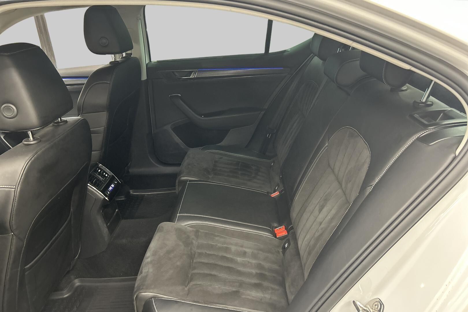 Skoda Superb iso kuva 9