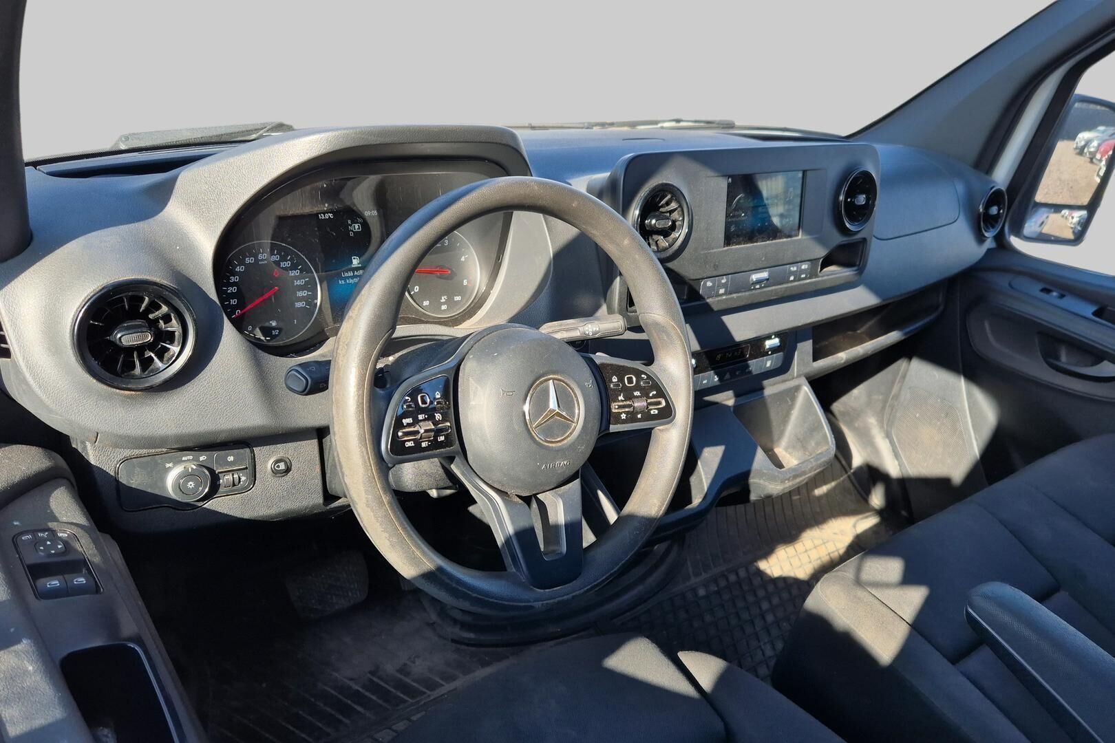 Mercedes-Benz Sprinter iso kuva 2