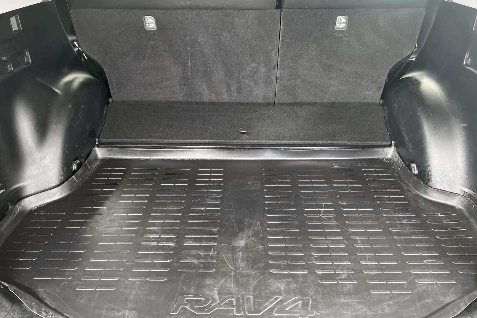 Toyota RAV4 iso kuva 11