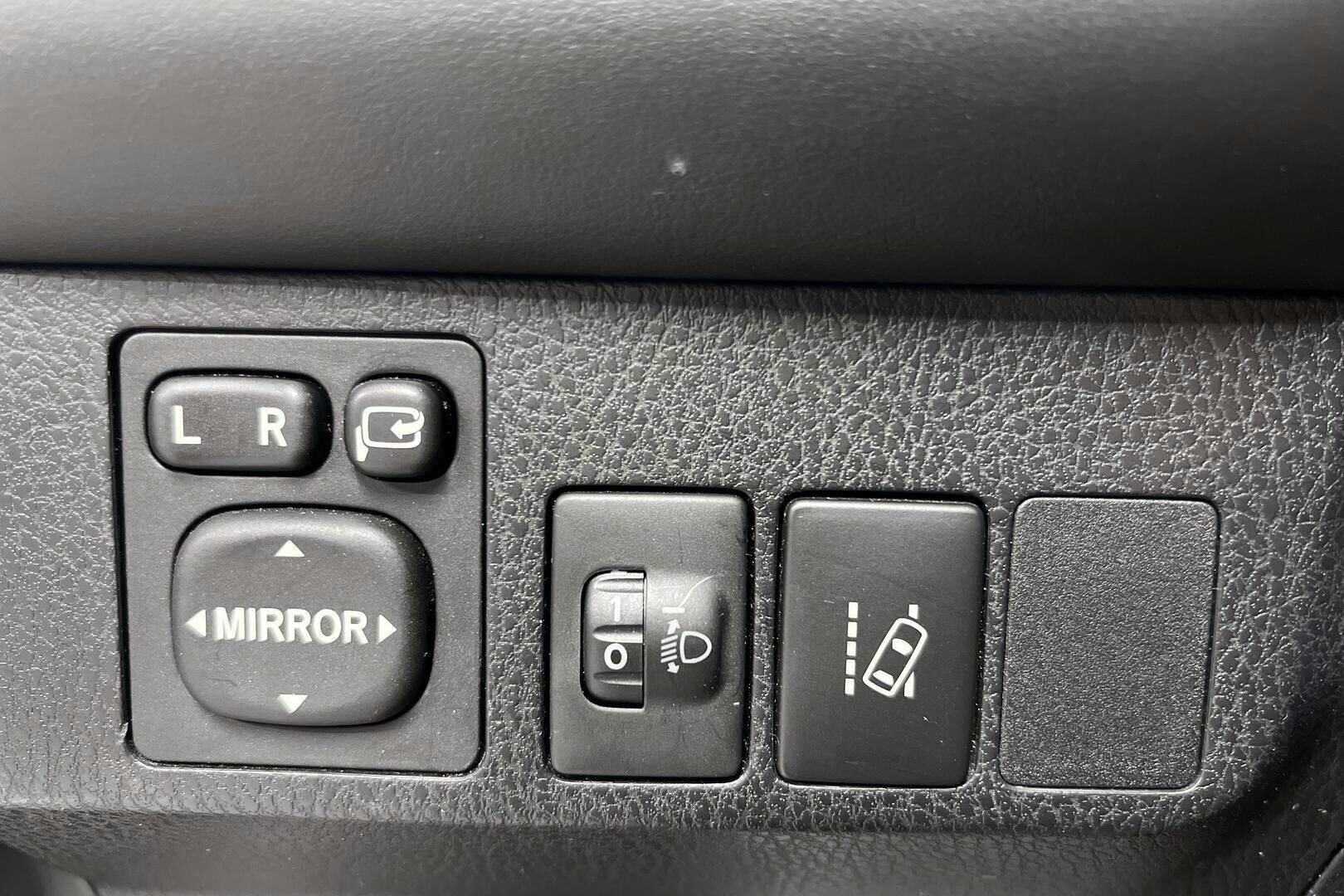 Toyota RAV4 iso kuva 17