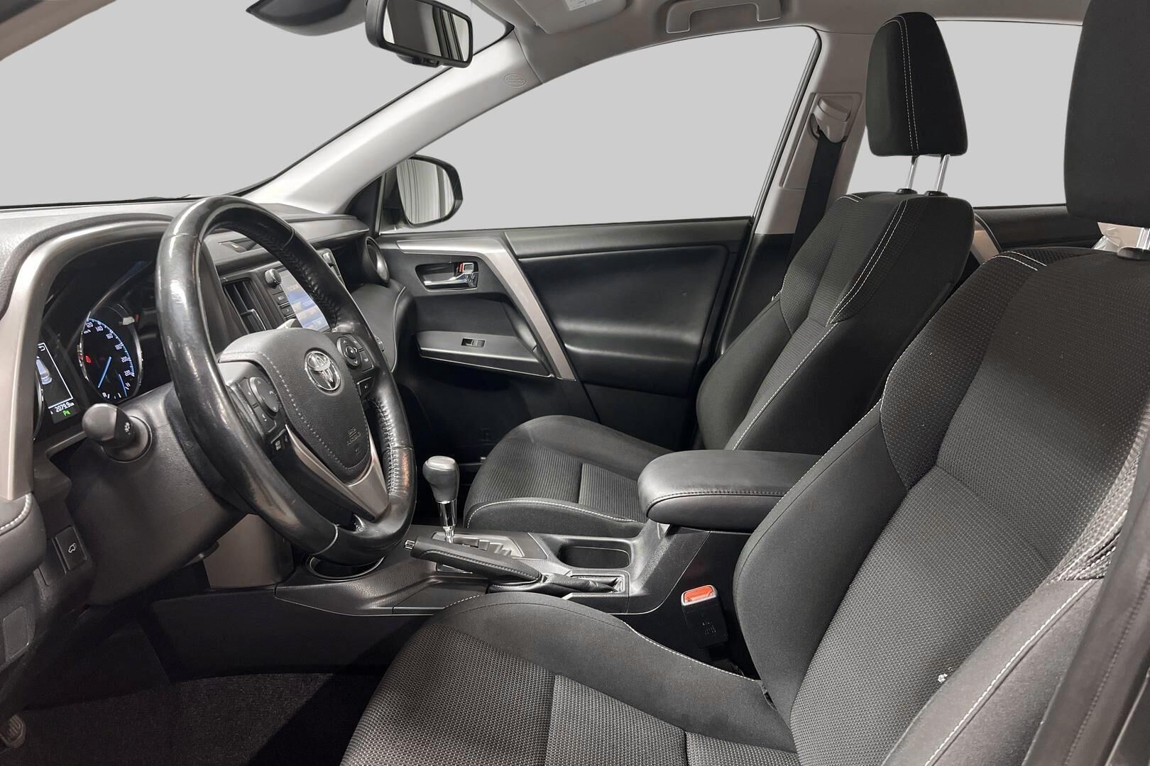 Toyota RAV4 iso kuva 8