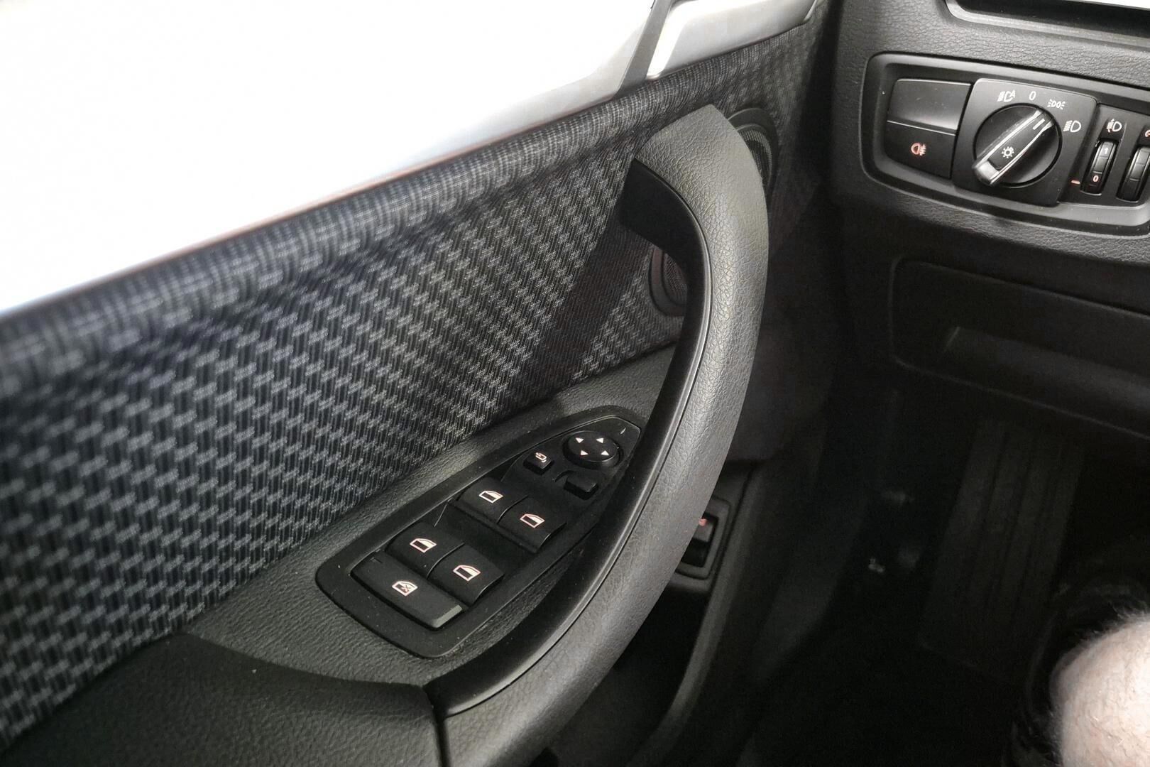 BMW X1 iso kuva 16