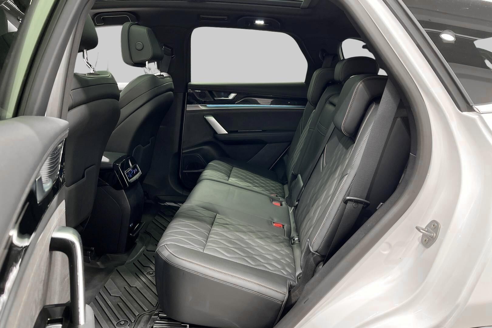 BYD TANG iso kuva 10