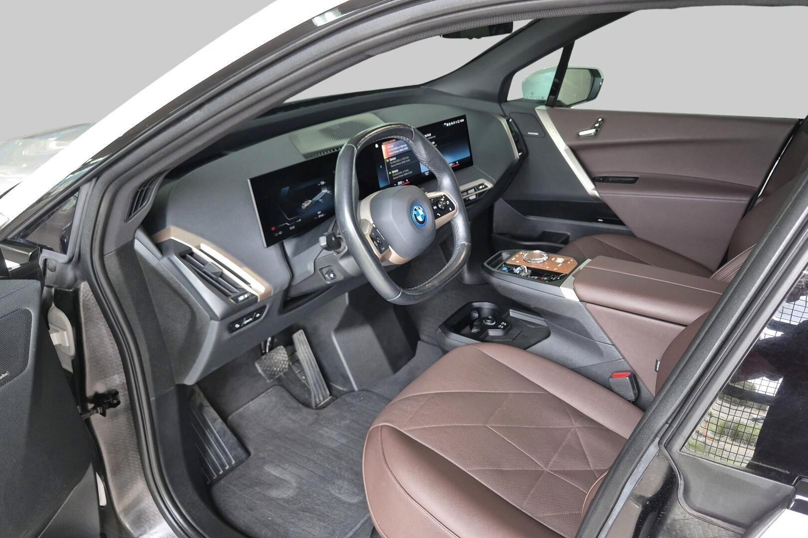 BMW iX iso kuva 1