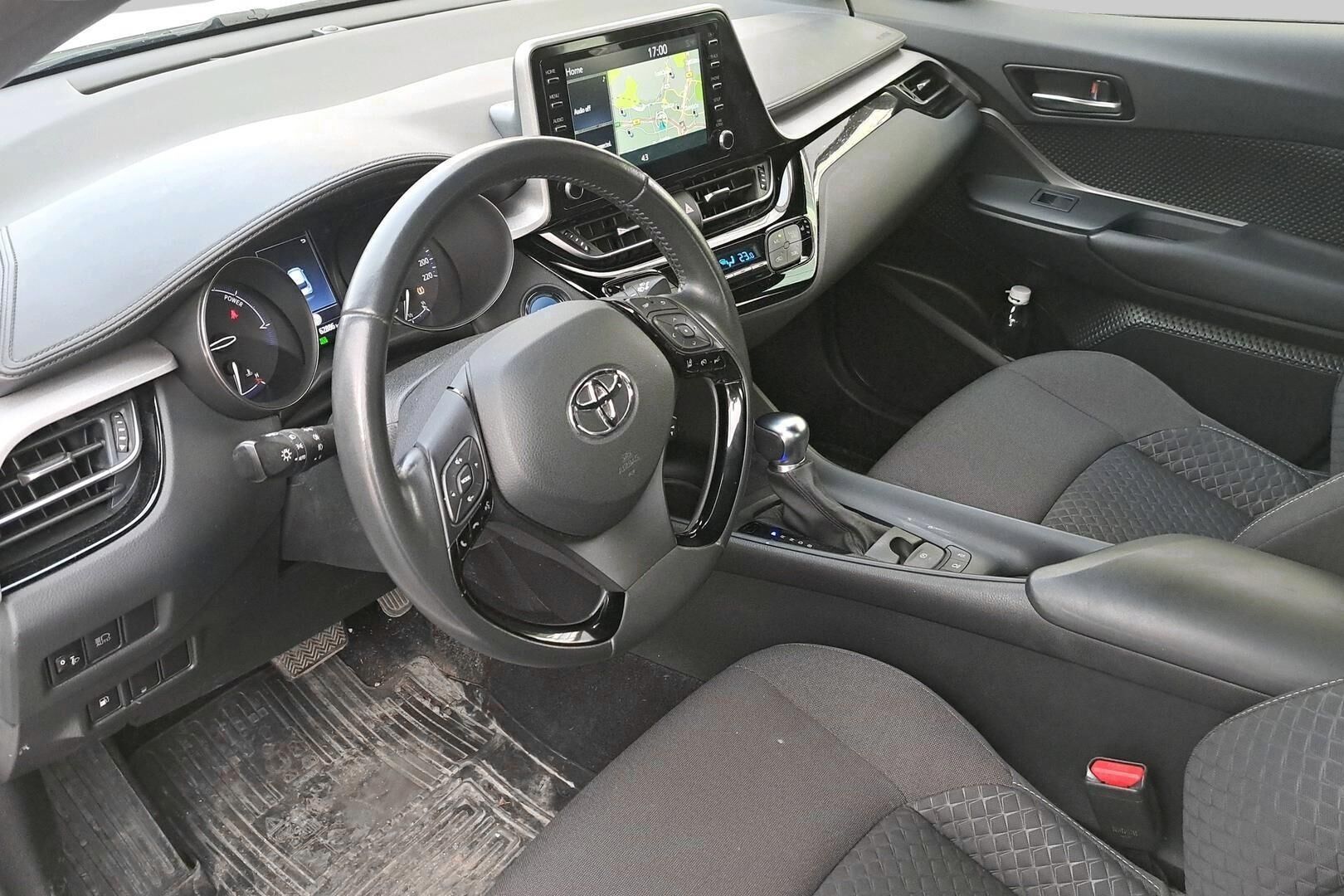 Toyota C-HR iso kuva 2