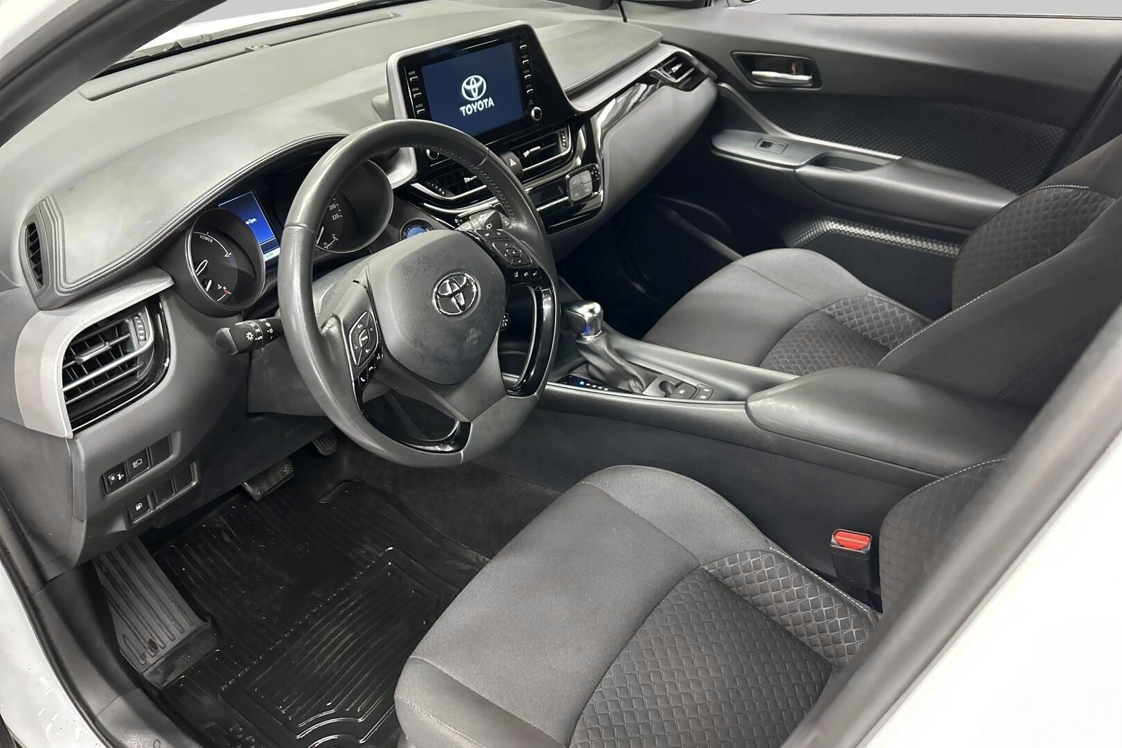 Toyota C-HR iso kuva 9