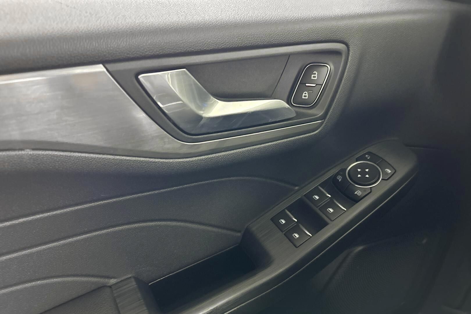 Ford Kuga iso kuva 22