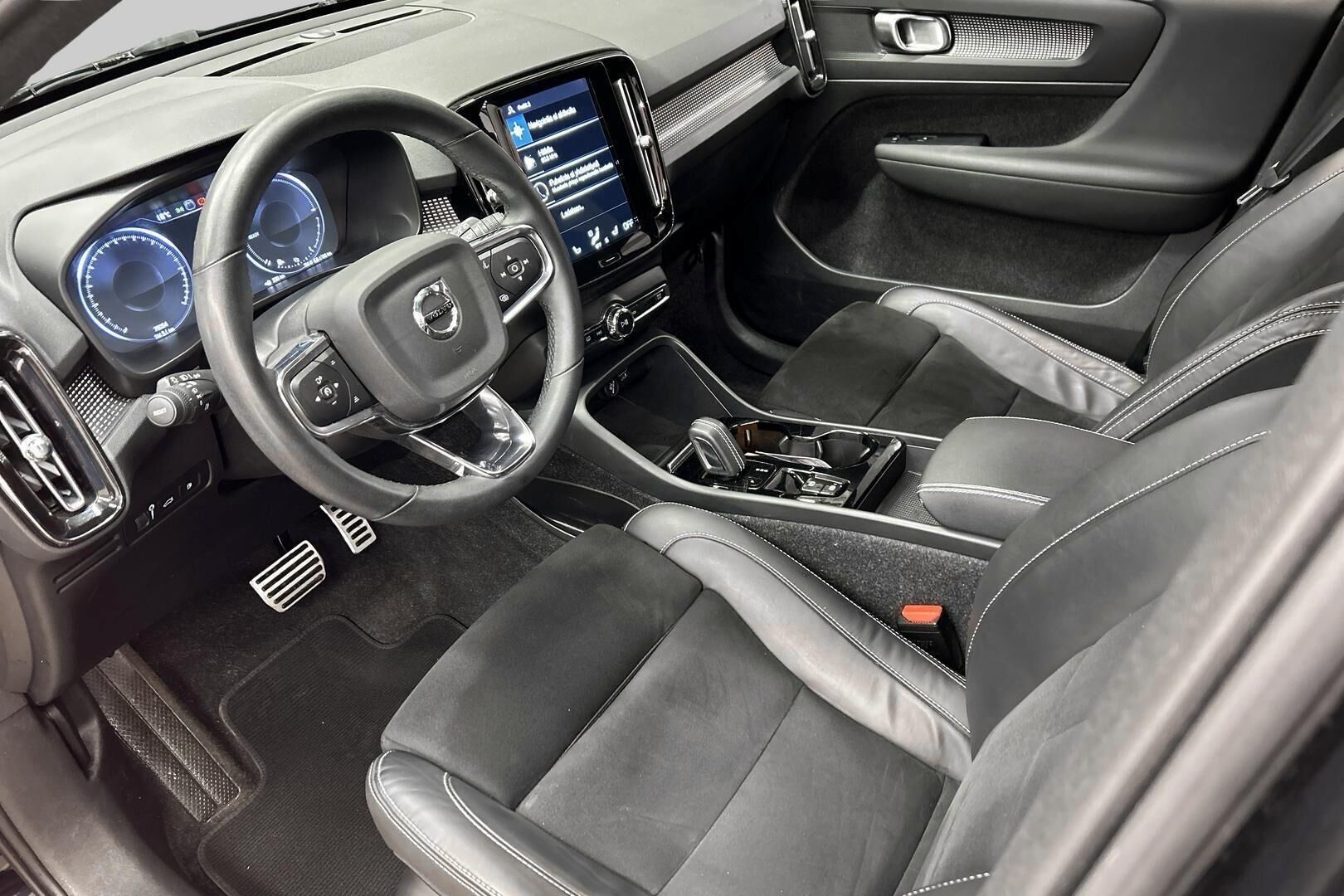 Volvo XC40 iso kuva 9